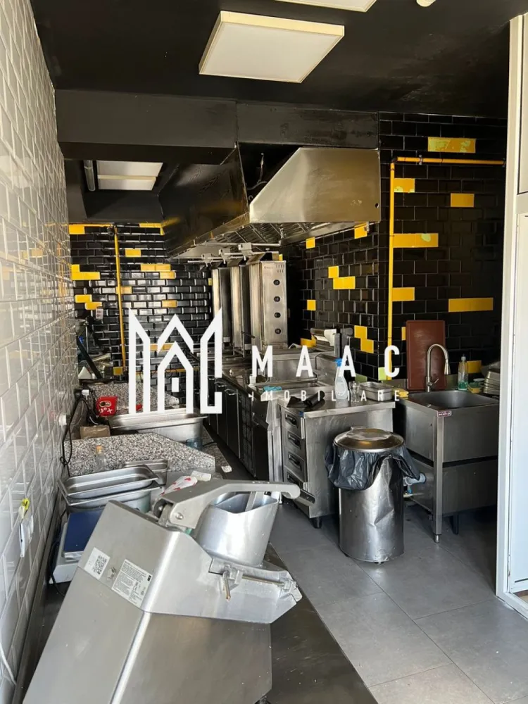 Spatiu comercial | Preluare afacere | Shaormerie - MAAC Imobiliare vă propune spre preluare o afacere tip fast-food / shaormerie complet funcțională, pregătită pentru continuarea activității imediat, fără investiții suplimentare.

Locația este situată pe strada Mihai Viteazu, în zona „La Mese” – Nord, într-un punct cu vad comercial deja format și cunoscut publicului ca fosta Shaormerie Basarab. Spațiul beneficiază de o poziționare foarte bună, trafic intens și vizibilitate excelentă.

Afacerea se predă complet utilată profesional, cu toate bunurile fixe necesare desfășurării activității, oferind posibilitatea începerii imediate a activității. Spațiul are o suprafață de aproximativ 50 mp și dispune de terasă pentru clienți, fiind amenajat modern, cu fațadă ventilată tip bond, ceea ce îi oferă un aspect comercial atractiv și profesionist.

Locația se preia în regim de chirie și reprezintă o oportunitate foarte bună pentru dezvoltarea unui business în domeniul fast-food, într-o zonă cu potențial și clientelă formată.

Pentru detalii suplimentare și vizionări:
MAAC Imobiliare.

ID: CP3106504