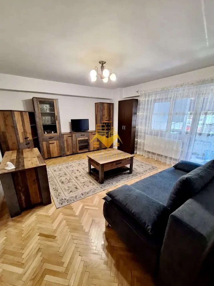 2 camere, Modern, USAMV, Profi, MOL, Calea Manastur,Kaufland, Manastur - GOLDNESS Imobiliare vă propune spre închiriere un apartament cu 2 camere complet mobilat și utilat, la etajul 1 într-un imobil de 8 etaje, în Cartierul Manastur.
Posibilitate de parcare in zona!
Se află în apropierea stațiilor de transport în comun, magazine, restaurante, spații verzi, farmacii, etc. 

Apartamentul este compartimentat astfel:
 - dormitor cu pat matrimonial, dressing, dulapuri generoase pentru depozitat, noptiere
 - living cu canapea, comoda tv, televizor, dulapuri pentru depozitat
 - bucatarie complet utilată și mobilată, loc de servit masa 
 - baie cu cada, calorifer port prosop și dulap pentru depozitare.
 - balcon de 8 mp.

Imobilul este dotat cu toate cele necesare- centrală proprie, frigider, aragaz, hotă, mașină de spălat haine si vase, etc. 

Dacă sunteți interesați de acest apartament și doriți să îl vizionați, dar și pentru alte oferte nu ezitați să ne contactați telefonic sau prin e-mail. Vă stăm la dispoziție!
Pentru intermediere se percepe un comision de 50% din prețul chiriei!