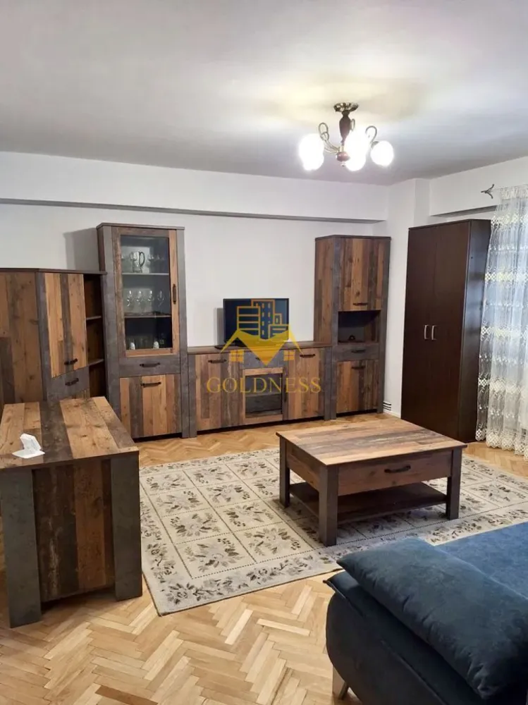 2 camere, Modern, USAMV, Profi, MOL, Calea Manastur,Kaufland, Manastur - GOLDNESS Imobiliare vă propune spre închiriere un apartament cu 2 camere complet mobilat și utilat, la etajul 1 într-un imobil de 8 etaje, în Cartierul Manastur.
Posibilitate de parcare in zona!
Se află în apropierea stațiilor de transport în comun, magazine, restaurante, spații verzi, farmacii, etc. 

Apartamentul este compartimentat astfel:
 - dormitor cu pat matrimonial, dressing, dulapuri generoase pentru depozitat, noptiere
 - living cu canapea, comoda tv, televizor, dulapuri pentru depozitat
 - bucatarie complet utilată și mobilată, loc de servit masa 
 - baie cu cada, calorifer port prosop și dulap pentru depozitare.
 - balcon de 8 mp.

Imobilul este dotat cu toate cele necesare- centrală proprie, frigider, aragaz, hotă, mașină de spălat haine si vase, etc. 

Dacă sunteți interesați de acest apartament și doriți să îl vizionați, dar și pentru alte oferte nu ezitați să ne contactați telefonic sau prin e-mail. Vă stăm la dispoziție!
Pentru intermediere se percepe un comision de 50% din prețul chiriei!