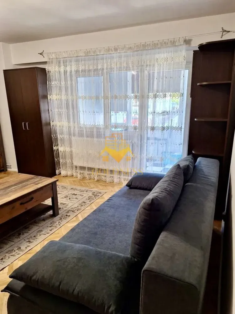 2 camere, Modern, USAMV, Profi, MOL, Calea Manastur,Kaufland, Manastur - GOLDNESS Imobiliare vă propune spre închiriere un apartament cu 2 camere complet mobilat și utilat, la etajul 1 într-un imobil de 8 etaje, în Cartierul Manastur.
Posibilitate de parcare in zona!
Se află în apropierea stațiilor de transport în comun, magazine, restaurante, spații verzi, farmacii, etc. 

Apartamentul este compartimentat astfel:
 - dormitor cu pat matrimonial, dressing, dulapuri generoase pentru depozitat, noptiere
 - living cu canapea, comoda tv, televizor, dulapuri pentru depozitat
 - bucatarie complet utilată și mobilată, loc de servit masa 
 - baie cu cada, calorifer port prosop și dulap pentru depozitare.
 - balcon de 8 mp.

Imobilul este dotat cu toate cele necesare- centrală proprie, frigider, aragaz, hotă, mașină de spălat haine si vase, etc. 

Dacă sunteți interesați de acest apartament și doriți să îl vizionați, dar și pentru alte oferte nu ezitați să ne contactați telefonic sau prin e-mail. Vă stăm la dispoziție!
Pentru intermediere se percepe un comision de 50% din prețul chiriei!