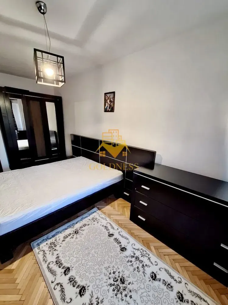 2 camere, Modern, USAMV, Profi, MOL, Calea Manastur,Kaufland, Manastur - GOLDNESS Imobiliare vă propune spre închiriere un apartament cu 2 camere complet mobilat și utilat, la etajul 1 într-un imobil de 8 etaje, în Cartierul Manastur.
Posibilitate de parcare in zona!
Se află în apropierea stațiilor de transport în comun, magazine, restaurante, spații verzi, farmacii, etc. 

Apartamentul este compartimentat astfel:
 - dormitor cu pat matrimonial, dressing, dulapuri generoase pentru depozitat, noptiere
 - living cu canapea, comoda tv, televizor, dulapuri pentru depozitat
 - bucatarie complet utilată și mobilată, loc de servit masa 
 - baie cu cada, calorifer port prosop și dulap pentru depozitare.
 - balcon de 8 mp.

Imobilul este dotat cu toate cele necesare- centrală proprie, frigider, aragaz, hotă, mașină de spălat haine si vase, etc. 

Dacă sunteți interesați de acest apartament și doriți să îl vizionați, dar și pentru alte oferte nu ezitați să ne contactați telefonic sau prin e-mail. Vă stăm la dispoziție!
Pentru intermediere se percepe un comision de 50% din prețul chiriei!