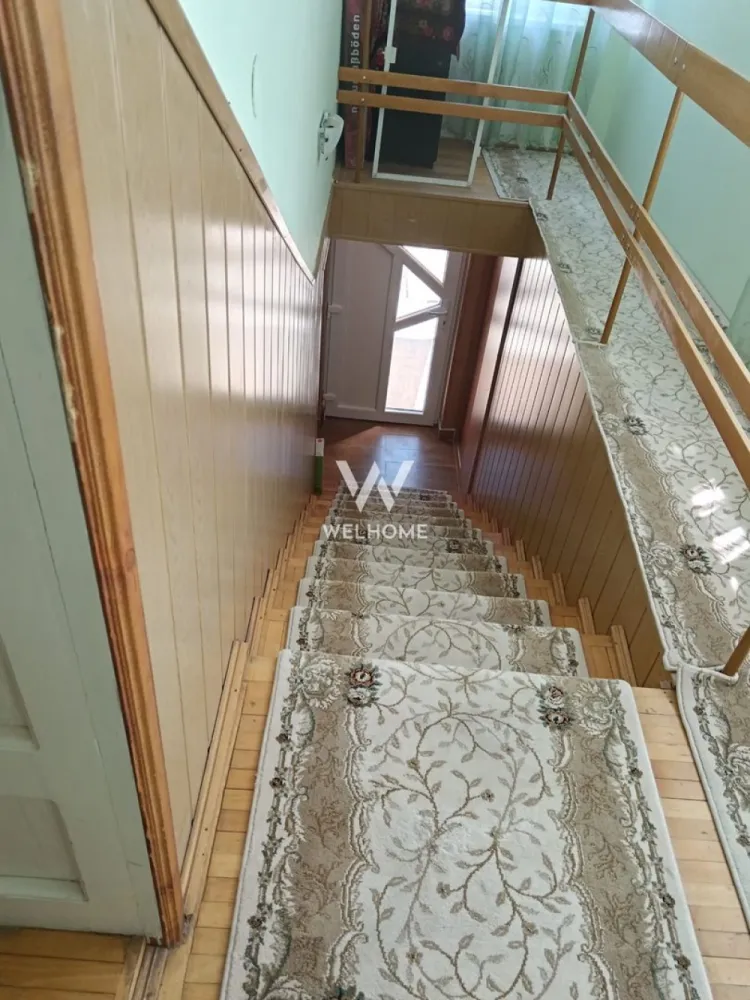 Casă individuală cu 2 apartamente separate, teren 650 mp, garaj și terasă