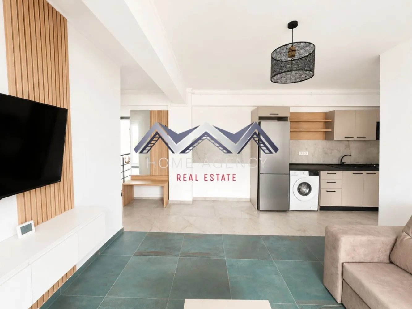 Apartament 3 camere Otopeni | prima închiriere - Vă propunem, spre închiriere, un apartament premium cu 3 camere, situat într-un imobil nou, tip boutique, cu doar 11 apartamente, în Otopeni. Proprietatea se află la prima închiriere și se adresează celor care își doresc un stil de viață confortabil, elegant și bine conectat la tot ce contează în viața de zi cu zi.

Apartamentul este complet mobilat și utilat, amenajat cu mult bun gust, cu mobilier de calitate superioară și finisaje premium, atent alese pentru a oferi un ambient modern, rafinat și primitor. Spațiul interior este foarte luminos, generos și excelent compartimentat, cu living și bucătărie open space retrasă, două dormitoare, o baie și o terasă spectaculoasă de 11,40 mp, cu acces din fiecare cameră. Poziționarea dormitoarelor în zone opuse ale apartamentului oferă un plus de intimitate și confort.

Imobilul este construit pe cadre de beton armat, cu pereți din cărămidă, iar apartamentul beneficiază de dotări și echipări de foarte bună calitate: centrală termică proprie, tâmplărie PVC tripan Salamander, ușă metalică, instalații moderne și obiecte sanitare premium, precum și încălzire prin pardoseală. Totul este nou, atent pregătit și gata să ofere viitorilor chiriași o experiență locativă la un standard superior.

Unul dintre marile avantaje ale acestei proprietăți este amplasarea excelentă. Aveți în apropiere magazine, restaurante, școli și grădinițe, parcuri, dar și acces rapid spre DN1, Aeroport, București și principalele puncte de interes din zonă. Practic, locuiți aproape de tot ce aveți nevoie, într-o zonă care îmbină perfect liniștea cu accesibilitatea.

În preț este inclus și un loc de parcare suprateran.

Programează acum o vizionare!