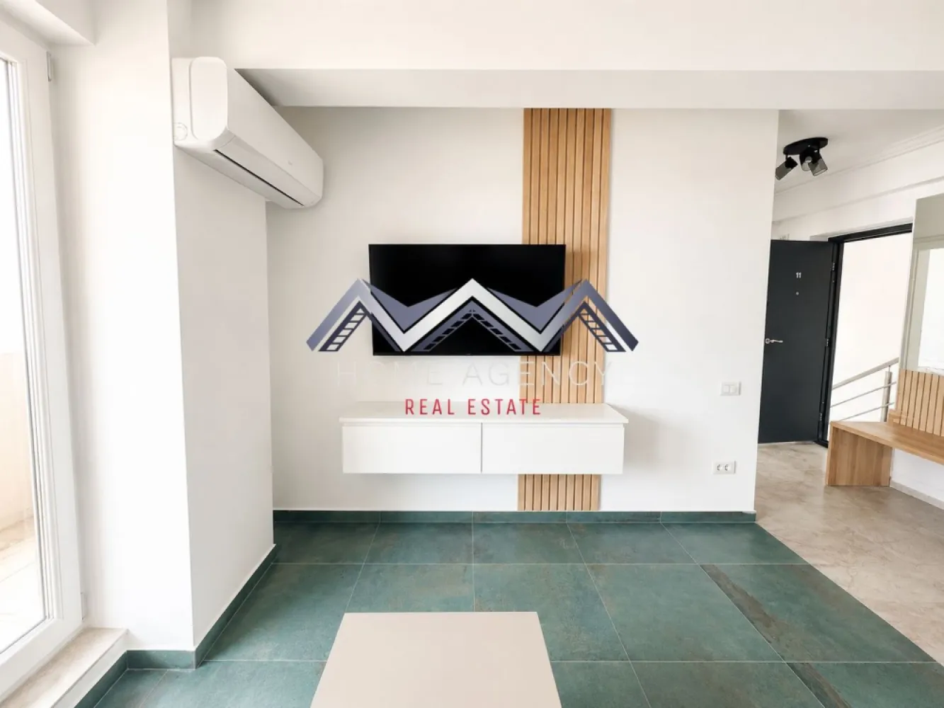 Apartament 3 camere Otopeni | prima închiriere - Vă propunem, spre închiriere, un apartament premium cu 3 camere, situat într-un imobil nou, tip boutique, cu doar 11 apartamente, în Otopeni. Proprietatea se află la prima închiriere și se adresează celor care își doresc un stil de viață confortabil, elegant și bine conectat la tot ce contează în viața de zi cu zi.

Apartamentul este complet mobilat și utilat, amenajat cu mult bun gust, cu mobilier de calitate superioară și finisaje premium, atent alese pentru a oferi un ambient modern, rafinat și primitor. Spațiul interior este foarte luminos, generos și excelent compartimentat, cu living și bucătărie open space retrasă, două dormitoare, o baie și o terasă spectaculoasă de 11,40 mp, cu acces din fiecare cameră. Poziționarea dormitoarelor în zone opuse ale apartamentului oferă un plus de intimitate și confort.

Imobilul este construit pe cadre de beton armat, cu pereți din cărămidă, iar apartamentul beneficiază de dotări și echipări de foarte bună calitate: centrală termică proprie, tâmplărie PVC tripan Salamander, ușă metalică, instalații moderne și obiecte sanitare premium, precum și încălzire prin pardoseală. Totul este nou, atent pregătit și gata să ofere viitorilor chiriași o experiență locativă la un standard superior.

Unul dintre marile avantaje ale acestei proprietăți este amplasarea excelentă. Aveți în apropiere magazine, restaurante, școli și grădinițe, parcuri, dar și acces rapid spre DN1, Aeroport, București și principalele puncte de interes din zonă. Practic, locuiți aproape de tot ce aveți nevoie, într-o zonă care îmbină perfect liniștea cu accesibilitatea.

În preț este inclus și un loc de parcare suprateran.

Programează acum o vizionare!