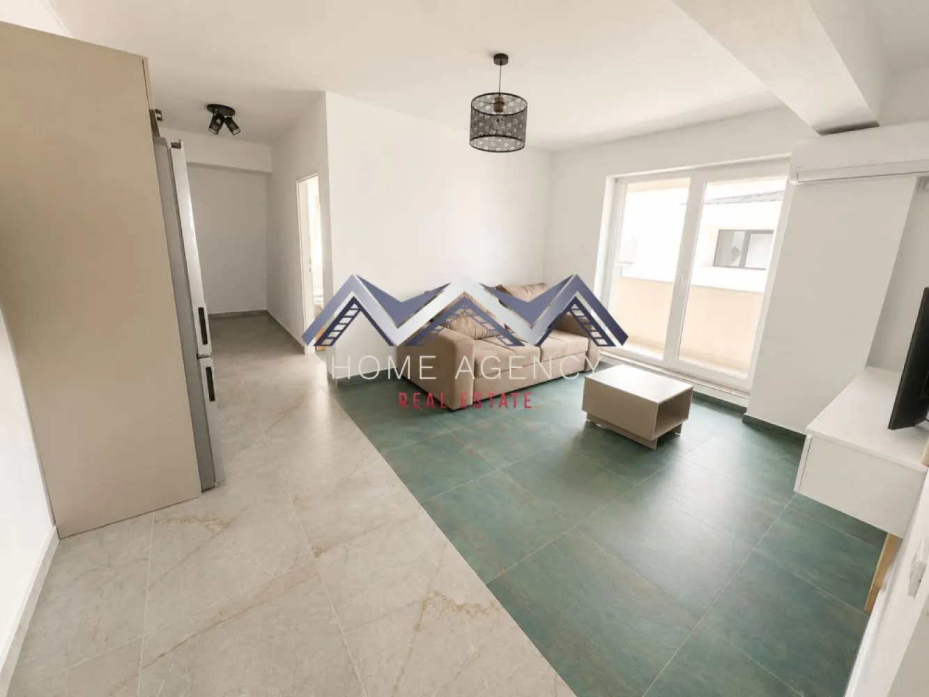 Apartament 3 camere Otopeni | prima închiriere - Vă propunem, spre închiriere, un apartament premium cu 3 camere, situat într-un imobil nou, tip boutique, cu doar 11 apartamente, în Otopeni. Proprietatea se află la prima închiriere și se adresează celor care își doresc un stil de viață confortabil, elegant și bine conectat la tot ce contează în viața de zi cu zi.

Apartamentul este complet mobilat și utilat, amenajat cu mult bun gust, cu mobilier de calitate superioară și finisaje premium, atent alese pentru a oferi un ambient modern, rafinat și primitor. Spațiul interior este foarte luminos, generos și excelent compartimentat, cu living și bucătărie open space retrasă, două dormitoare, o baie și o terasă spectaculoasă de 11,40 mp, cu acces din fiecare cameră. Poziționarea dormitoarelor în zone opuse ale apartamentului oferă un plus de intimitate și confort.

Imobilul este construit pe cadre de beton armat, cu pereți din cărămidă, iar apartamentul beneficiază de dotări și echipări de foarte bună calitate: centrală termică proprie, tâmplărie PVC tripan Salamander, ușă metalică, instalații moderne și obiecte sanitare premium, precum și încălzire prin pardoseală. Totul este nou, atent pregătit și gata să ofere viitorilor chiriași o experiență locativă la un standard superior.

Unul dintre marile avantaje ale acestei proprietăți este amplasarea excelentă. Aveți în apropiere magazine, restaurante, școli și grădinițe, parcuri, dar și acces rapid spre DN1, Aeroport, București și principalele puncte de interes din zonă. Practic, locuiți aproape de tot ce aveți nevoie, într-o zonă care îmbină perfect liniștea cu accesibilitatea.

În preț este inclus și un loc de parcare suprateran.

Programează acum o vizionare!
