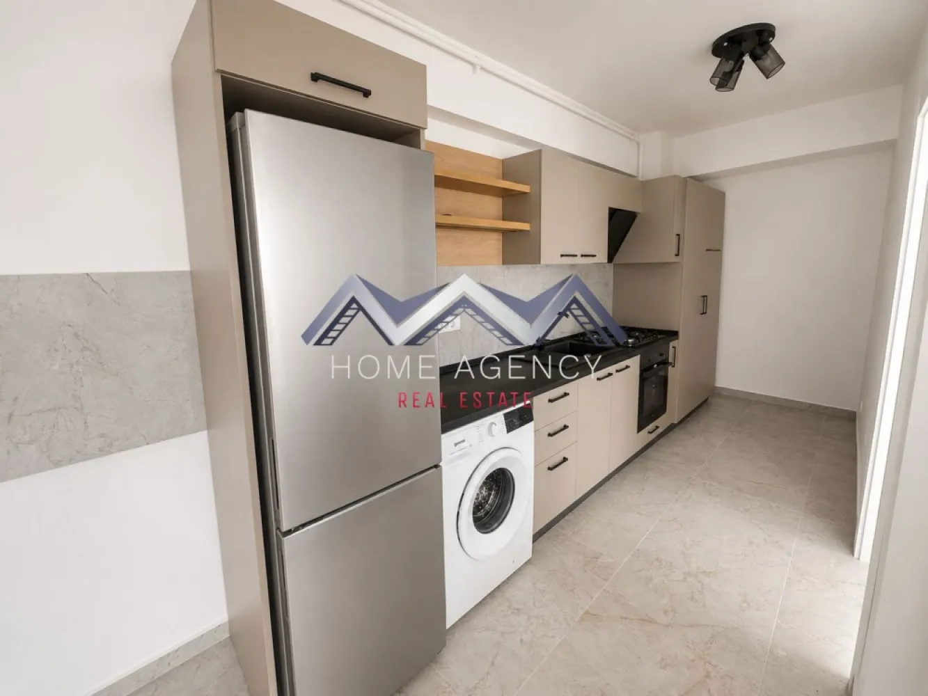 Apartament 3 camere Otopeni | prima închiriere - Vă propunem, spre închiriere, un apartament premium cu 3 camere, situat într-un imobil nou, tip boutique, cu doar 11 apartamente, în Otopeni. Proprietatea se află la prima închiriere și se adresează celor care își doresc un stil de viață confortabil, elegant și bine conectat la tot ce contează în viața de zi cu zi.

Apartamentul este complet mobilat și utilat, amenajat cu mult bun gust, cu mobilier de calitate superioară și finisaje premium, atent alese pentru a oferi un ambient modern, rafinat și primitor. Spațiul interior este foarte luminos, generos și excelent compartimentat, cu living și bucătărie open space retrasă, două dormitoare, o baie și o terasă spectaculoasă de 11,40 mp, cu acces din fiecare cameră. Poziționarea dormitoarelor în zone opuse ale apartamentului oferă un plus de intimitate și confort.

Imobilul este construit pe cadre de beton armat, cu pereți din cărămidă, iar apartamentul beneficiază de dotări și echipări de foarte bună calitate: centrală termică proprie, tâmplărie PVC tripan Salamander, ușă metalică, instalații moderne și obiecte sanitare premium, precum și încălzire prin pardoseală. Totul este nou, atent pregătit și gata să ofere viitorilor chiriași o experiență locativă la un standard superior.

Unul dintre marile avantaje ale acestei proprietăți este amplasarea excelentă. Aveți în apropiere magazine, restaurante, școli și grădinițe, parcuri, dar și acces rapid spre DN1, Aeroport, București și principalele puncte de interes din zonă. Practic, locuiți aproape de tot ce aveți nevoie, într-o zonă care îmbină perfect liniștea cu accesibilitatea.

În preț este inclus și un loc de parcare suprateran.

Programează acum o vizionare!