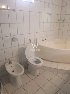 Casă individuală cu 2 apartamente separate, teren 650 mp, garaj și terasă