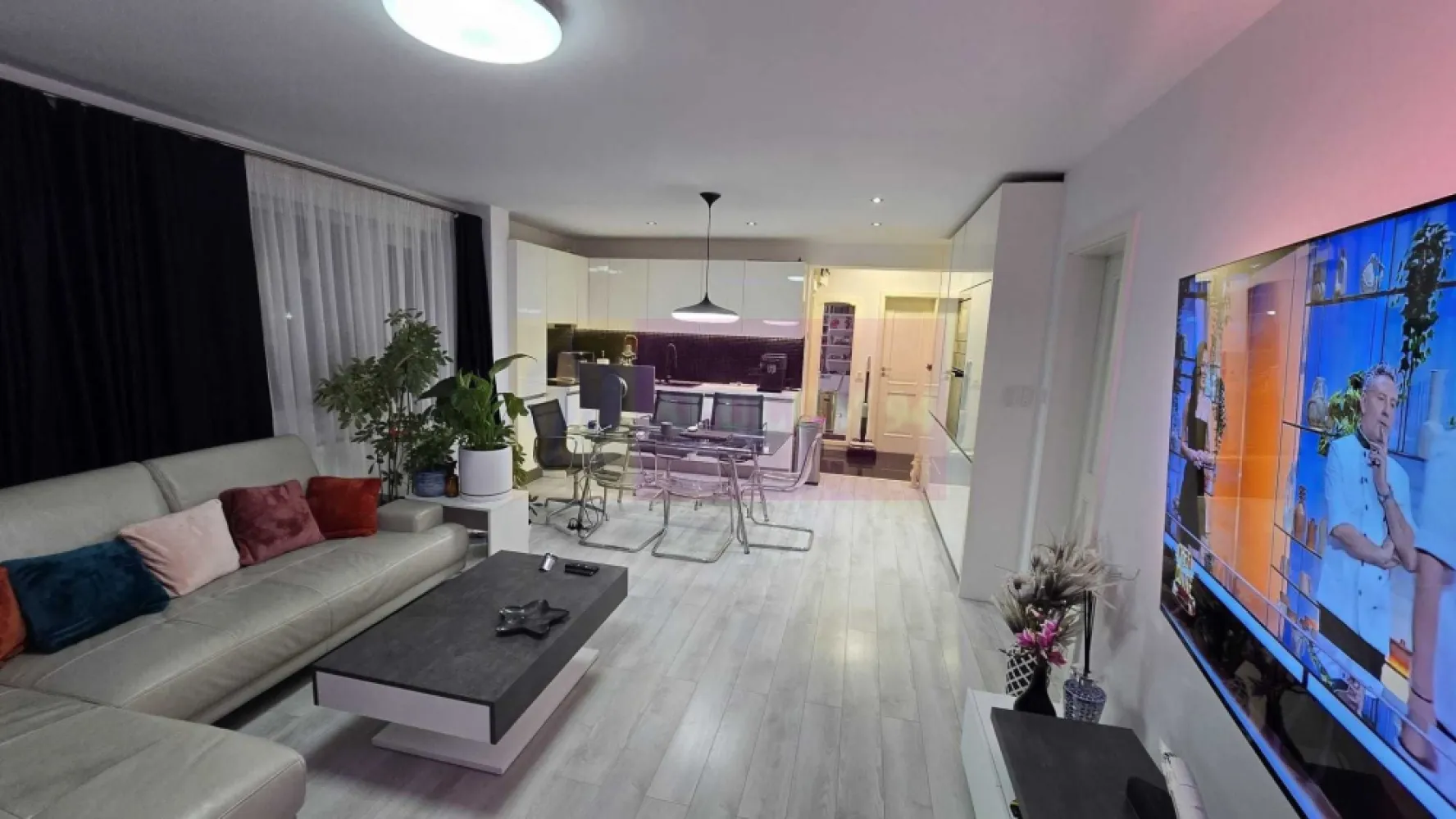 Apartament 3 cam dec. 66 mp utili , bloc boutique 2014, Giulești - Agentia Imobiliara Apulum 94, va prezinta spre vanzare apartament 3 camere
Imobilul este tip boutique, cu foarte puține apartamente și un singur apartament retras la etajul 3— un concept rar în zonă, care oferă liniște, intimitate și o comunitate restrânsă.
Apartamentul are o compartimentare foarte eficientă, cu suprafață 100% utilă:
• living generos cu bucătărie open space
• hol minim, integrat în living
• dormitor matrimonial cu baie proprie
• dormitor secundar luminos
• baie secundară pe hol
• balcon de 4 mp
Dotări: centrală proprie, aer condiționat, granit în hol și baie, rulouri exterioare electrice cu telecomandă (noi), cadă cu hidromasaj, WC cu bideu integrat, parțial mobilat și utilat.
Blocul este înconjurat de case, cu vedere liberă pe ambele părți ale clădirii și curte comună cu gard spre Calea Giulesti.
Pret usor negociabil.