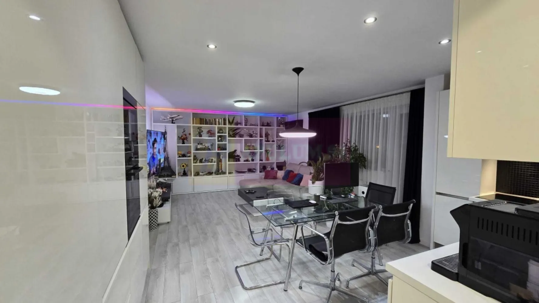 Apartament 3 cam dec. 66 mp utili , bloc boutique 2014, Giulești - Agentia Imobiliara Apulum 94, va prezinta spre vanzare apartament 3 camere
Imobilul este tip boutique, cu foarte puține apartamente și un singur apartament retras la etajul 3— un concept rar în zonă, care oferă liniște, intimitate și o comunitate restrânsă.
Apartamentul are o compartimentare foarte eficientă, cu suprafață 100% utilă:
• living generos cu bucătărie open space
• hol minim, integrat în living
• dormitor matrimonial cu baie proprie
• dormitor secundar luminos
• baie secundară pe hol
• balcon de 4 mp
Dotări: centrală proprie, aer condiționat, granit în hol și baie, rulouri exterioare electrice cu telecomandă (noi), cadă cu hidromasaj, WC cu bideu integrat, parțial mobilat și utilat.
Blocul este înconjurat de case, cu vedere liberă pe ambele părți ale clădirii și curte comună cu gard spre Calea Giulesti.
Pret usor negociabil.