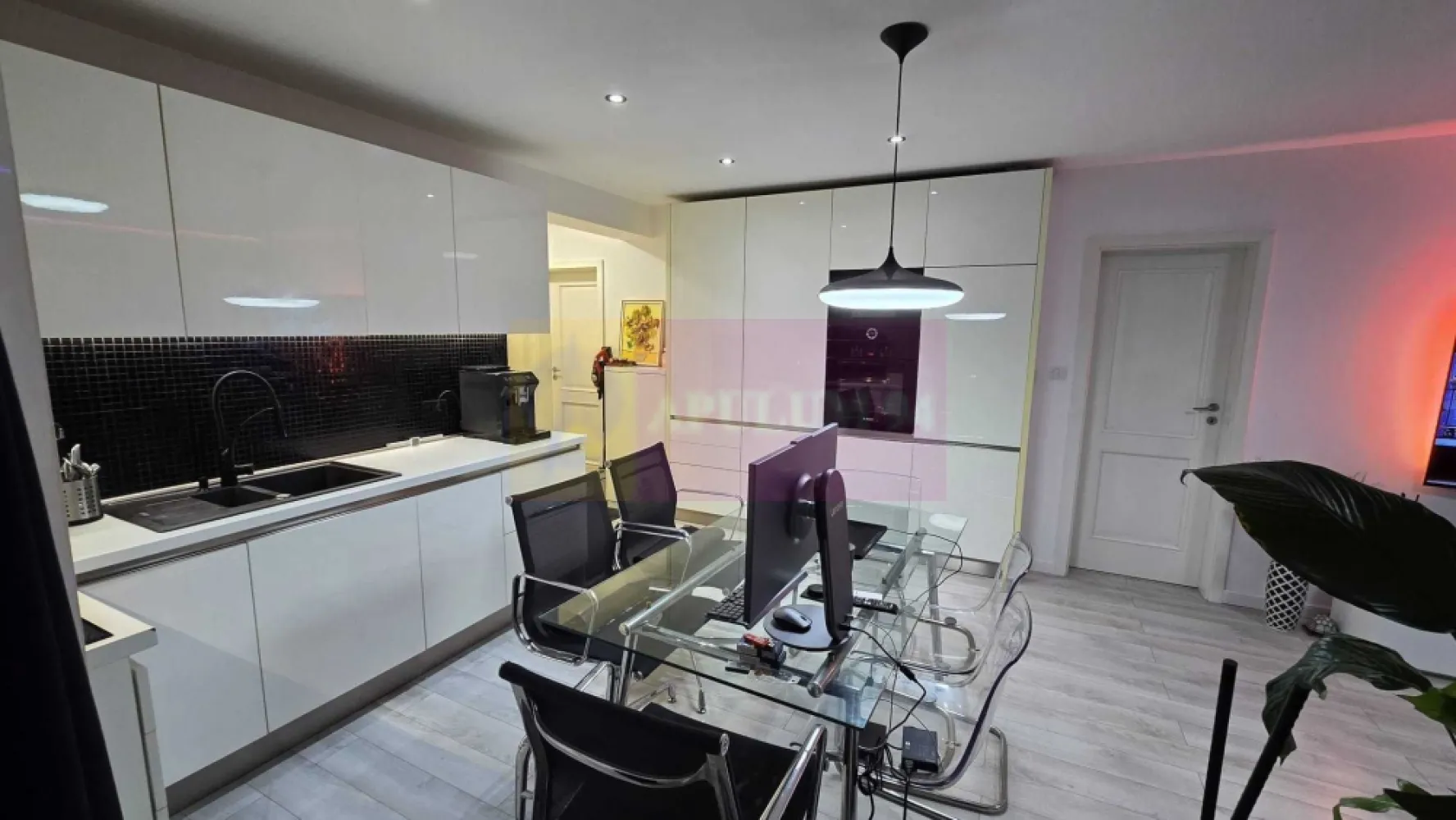 Apartament 3 cam dec. 66 mp utili , bloc boutique 2014, Giulești - Agentia Imobiliara Apulum 94, va prezinta spre vanzare apartament 3 camere
Imobilul este tip boutique, cu foarte puține apartamente și un singur apartament retras la etajul 3— un concept rar în zonă, care oferă liniște, intimitate și o comunitate restrânsă.
Apartamentul are o compartimentare foarte eficientă, cu suprafață 100% utilă:
• living generos cu bucătărie open space
• hol minim, integrat în living
• dormitor matrimonial cu baie proprie
• dormitor secundar luminos
• baie secundară pe hol
• balcon de 4 mp
Dotări: centrală proprie, aer condiționat, granit în hol și baie, rulouri exterioare electrice cu telecomandă (noi), cadă cu hidromasaj, WC cu bideu integrat, parțial mobilat și utilat.
Blocul este înconjurat de case, cu vedere liberă pe ambele părți ale clădirii și curte comună cu gard spre Calea Giulesti.
Pret usor negociabil.
