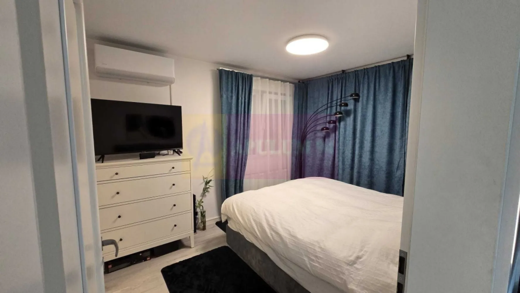 Apartament 3 cam dec. 66 mp utili , bloc boutique 2014, Giulești - Agentia Imobiliara Apulum 94, va prezinta spre vanzare apartament 3 camere
Imobilul este tip boutique, cu foarte puține apartamente și un singur apartament retras la etajul 3— un concept rar în zonă, care oferă liniște, intimitate și o comunitate restrânsă.
Apartamentul are o compartimentare foarte eficientă, cu suprafață 100% utilă:
• living generos cu bucătărie open space
• hol minim, integrat în living
• dormitor matrimonial cu baie proprie
• dormitor secundar luminos
• baie secundară pe hol
• balcon de 4 mp
Dotări: centrală proprie, aer condiționat, granit în hol și baie, rulouri exterioare electrice cu telecomandă (noi), cadă cu hidromasaj, WC cu bideu integrat, parțial mobilat și utilat.
Blocul este înconjurat de case, cu vedere liberă pe ambele părți ale clădirii și curte comună cu gard spre Calea Giulesti.
Pret usor negociabil.