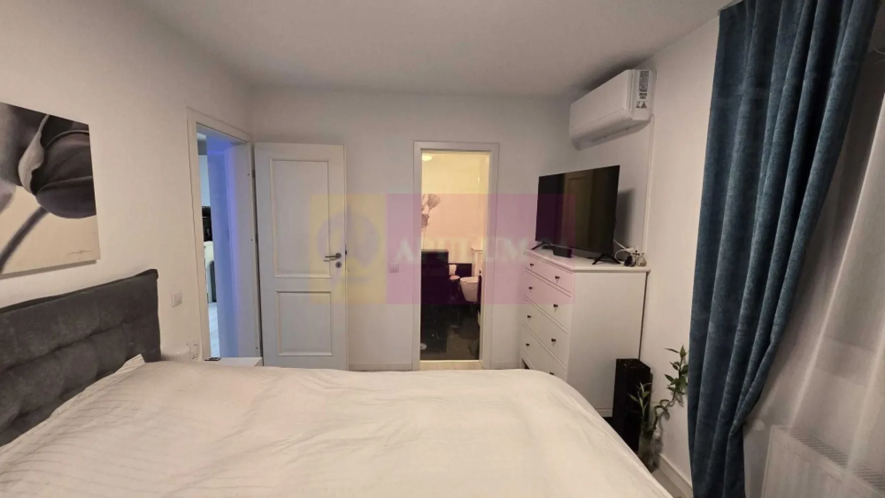 Apartament 3 cam dec. 66 mp utili , bloc boutique 2014, Giulești - Agentia Imobiliara Apulum 94, va prezinta spre vanzare apartament 3 camere
Imobilul este tip boutique, cu foarte puține apartamente și un singur apartament retras la etajul 3— un concept rar în zonă, care oferă liniște, intimitate și o comunitate restrânsă.
Apartamentul are o compartimentare foarte eficientă, cu suprafață 100% utilă:
• living generos cu bucătărie open space
• hol minim, integrat în living
• dormitor matrimonial cu baie proprie
• dormitor secundar luminos
• baie secundară pe hol
• balcon de 4 mp
Dotări: centrală proprie, aer condiționat, granit în hol și baie, rulouri exterioare electrice cu telecomandă (noi), cadă cu hidromasaj, WC cu bideu integrat, parțial mobilat și utilat.
Blocul este înconjurat de case, cu vedere liberă pe ambele părți ale clădirii și curte comună cu gard spre Calea Giulesti.
Pret usor negociabil.