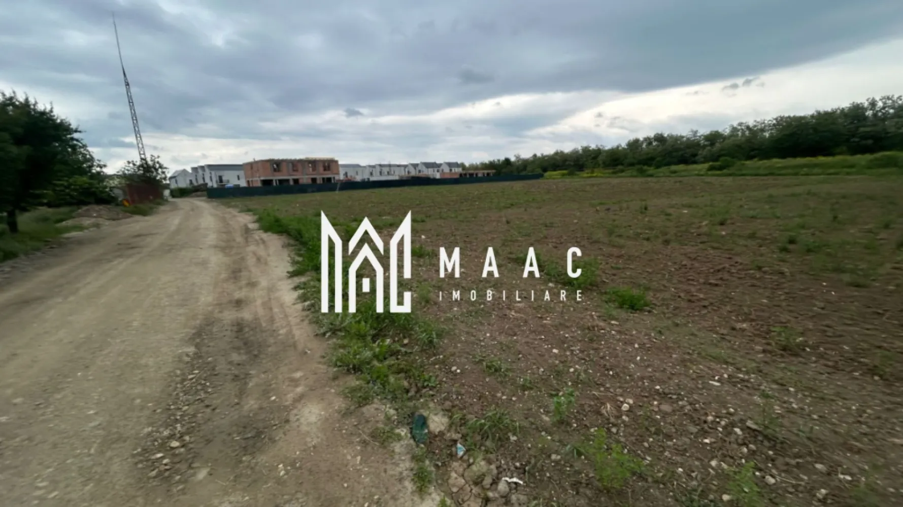 Teren Șelimbăr | 4517Mp | Intravilan - MAAC Imobiliare vă prezintă o oportunitate de investiție cu potențial major în Șelimbăr – teren pentru dezvoltare rezidențială, într-una dintre cele mai active zone imobiliare din apropierea Sibiului.

Cu o suprafață totală de 4.517 mp, această proprietate reprezintă alegerea ideală pentru dezvoltatori care urmăresc un proiect eficient, bine dimensionat și adaptat cererii actuale din piață.

Parametri urbanistici:

Suprafață teren: 4.517 mp
Regim de înălțime: P + E + ER/M
POT: 35%
CUT: 0,8
Posibilitate de construire: locuințe individuale înșiruite sau cuplate

Terenul oferă premise excelente pentru dezvoltarea unui ansamblu rezidențial modern, cu arhitectură contemporană și funcționalitate ridicată, într-o zonă aflată în plină expansiune.

Șelimbăr continuă să fie unul dintre cei mai puternici poli de dezvoltare rezidențială ai zonei metropolitane Sibiu, iar cererea constantă pentru locuințe noi transformă această proprietate într-o investiție cu perspectivă solidă și valoare pe termen lung.

Avantajele acestei proprietăți nu se rezumă doar la indicatorii urbanistici favorabili, ci și la posibilitatea de a crea un proiect rezidențial adaptat stilului de viață actual: intimitate, eficiență, compartimentări inteligente și acces rapid către oraș.

Acest teren nu este doar o parcelă disponibilă pentru construire. Este fundația unui viitor proiect profitabil.

Pentru dezvoltatorii care caută locația potrivită, suprafața potrivită și parametrii urbanistici care permit valorificarea eficientă a investiției, această proprietate merită toată atenția.

MAAC Imobiliare – transformăm oportunitățile în proiecte de succes.

Pentru mai multe detalii sau pentru stabilirea unei vizionări, vă rugăm să ne contactați specificând ID:CP3106617