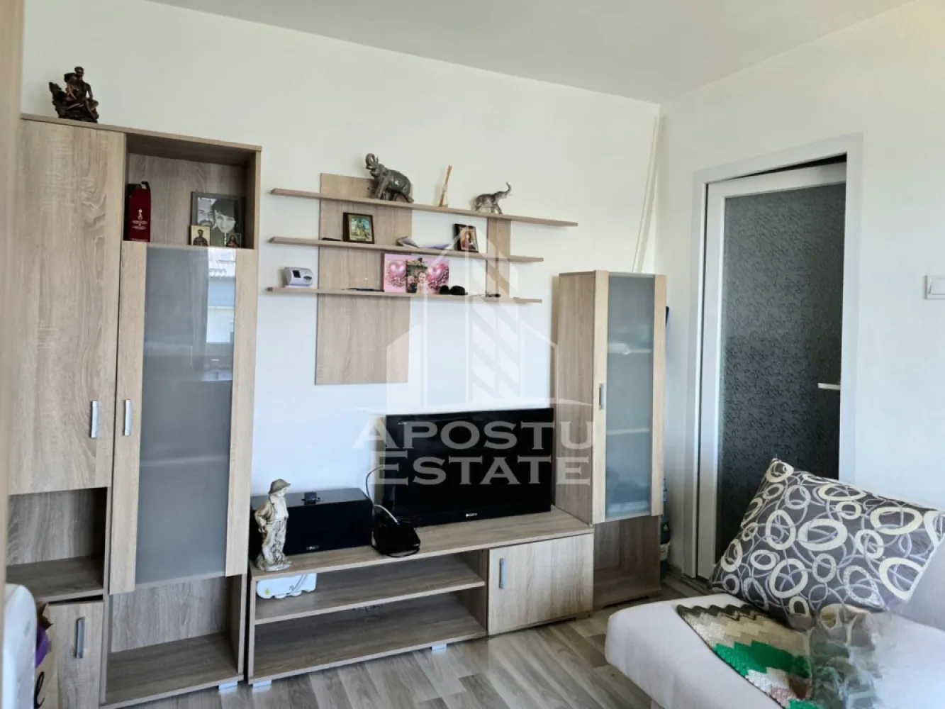 Apartament cu 2 camere, ZERO comision de la cumparator, in Gradiste - POSTU ESTATE va propune spre vanzare un apartament cu 2 camere, cu ZERO comision de la cumparator, situat la etajul 4 dintr-un bloc cu 4 etaje, din Gradiste. 
Apartamentul semidecomandat are 38 mp construiti, fiind compartimentat astfel:
- hol la intrare
- baie cu vana
- sufragerie
- dormitor
- bucatarie
Apartamentul este racordat la sistemul centralizat de incalzire, oferind confort termic potrivit familiei, punctul de termoficare fiind situat in vecinatatea blocului. Apartamentul beneficiaza de aparat nou de clima. Usile interioare sunt din PVC ci sticla. Acesta se vinde mobilat si utilat.
Situat intr-o zona linistita, cu vecinatati prietenoase, acest apartament ofera acces rapid la o varietate de facilitatii si servicii esentiale. Statia de tramvai, parcurile pentru copii, scoli, gradinite și supermarketurile sunt la doar cativa pasi distanta, facilitand un stil de viata convenabil si relaxat pentru intreaga familie.
In jurul blocului exista loc de parcare. Atat in fata, cat si in spatele blocului este mult spatiu verde, 
Pentru mai multe detalii si pentru a programa o vizionare personala, nu ezita sa ne contactezi.
Oferim si consultanta specializata pentru obtinerea unui credit ipotecar.
CP3093592