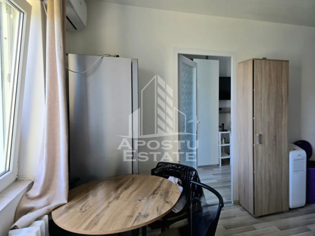 Apartament cu 2 camere, ZERO comision de la cumparator, in Gradiste - POSTU ESTATE va propune spre vanzare un apartament cu 2 camere, cu ZERO comision de la cumparator, situat la etajul 4 dintr-un bloc cu 4 etaje, din Gradiste. 
Apartamentul semidecomandat are 38 mp construiti, fiind compartimentat astfel:
- hol la intrare
- baie cu vana
- sufragerie
- dormitor
- bucatarie
Apartamentul este racordat la sistemul centralizat de incalzire, oferind confort termic potrivit familiei, punctul de termoficare fiind situat in vecinatatea blocului. Apartamentul beneficiaza de aparat nou de clima. Usile interioare sunt din PVC ci sticla. Acesta se vinde mobilat si utilat.
Situat intr-o zona linistita, cu vecinatati prietenoase, acest apartament ofera acces rapid la o varietate de facilitatii si servicii esentiale. Statia de tramvai, parcurile pentru copii, scoli, gradinite și supermarketurile sunt la doar cativa pasi distanta, facilitand un stil de viata convenabil si relaxat pentru intreaga familie.
In jurul blocului exista loc de parcare. Atat in fata, cat si in spatele blocului este mult spatiu verde, 
Pentru mai multe detalii si pentru a programa o vizionare personala, nu ezita sa ne contactezi.
Oferim si consultanta specializata pentru obtinerea unui credit ipotecar.
CP3093592