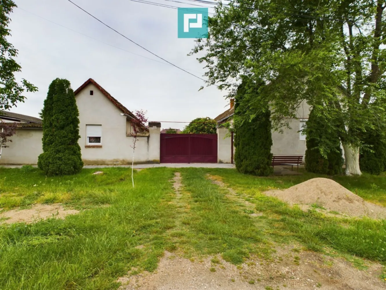 Casă cu 5 camere – Sântana centru, jud. Arad - Property Lab vă prezintă la vânzare o casă ideală pentru o familie numeroasă, situată într-o locație privilegiată, cu un teren generos de 1440mp și un front stradal impresionant de 27m. 
Această proprietate îmbină confortul modern cu farmecul rural, fiind ideală pentru cei care caută un cămin plin de caracter și potențial.
Clădirea principală este compusă din 4 camere spațioase, o baie, un hol generos și un dressing. Veți găsi tot spațiul de care aveți nevoie pentru a vă bucura de confortul unei locuințe primitoare și funcționale.
În plus, beneficiati de o clădire secundară ce include o cameră, o bucătărie și o baie, oferind flexibilitate și posibilitatea de a adapta spațiul în funcție de necesitățile dumneavoastră.
Proprietatea este completată de mai multe anexe ce conţin: cameră, ateliere, depozit, cămară alimente, bucătărie de vară, padocuri, coteţe, porumbar, și un garaj, oferindu-vă toate facilitățile necesare pentru un stil de viață comod și fără griji.
Cu o poziționare privilegiată, aproape de Primărie și de facilitățile orașului Sântana, această casă este o alegere ideală pentru cei care caută să se bucure de toate avantajele vieții urbane într-un cadru liniștit și pitoresc.
Proprietatea dispune de toate utilitățile: 
-curent
-gaz
-apă
-canalizare

Nu ratați șansa de a deveni proprietarul acestei locuințe ideale pentru o familie! 
Contactați-ne pentru mai multe informații și pentru a programa o vizionare! 

Victor Nedelcu - consultant imobiliar PropertyLab
Telefon 0744 772 772