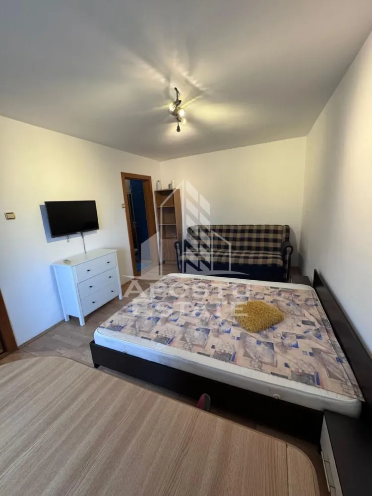 Apartament 1camera de inchiriat, zona Bucovina Timisoara - Agentia imobiliara APOSTU ESTATE va propune spre inchiriere un apartament cu 1 camera, spatios si luminos, situat in zona Bucovina, o zona linistita si bine pozitionata in Timisoara,Timis. Potrivit pentru cupluri,familii , tineri care isi doresc o locuinta unde sa se simta confortabil si cu acces facil catre scoli, statii de autobuz, supermarketuri , magazine de zona, parcuri.

Suprafata utila: 40 mp
Compartimentare eficienta:
-Hol de acces generos
-Bucatarie complet mobilata si utilata
-Dormitor mobilat si utilat
-Baia este dotata cu cada

Confort si facilitati:

-Incalzirea apartamentului: termoficare
-Apartamentul este complet mobilat si utilat
-Proprietarul accepta animale de companie

Localizare:
-Zona Bucovina, Timisoara Timis – acces facil spre magazine, supermarketuri, scoli, parcuri si mijloace de transport in comun.

Ideal pentru:

-Cupluri
-Tineri
-Studenti
-Familii

Disponibilitate: 1 IULIE
Pret chirie lunara:315€
Programeaza o vizionare pentru a-ti putea imagina viitorul aici!
ID intern: CP3092894