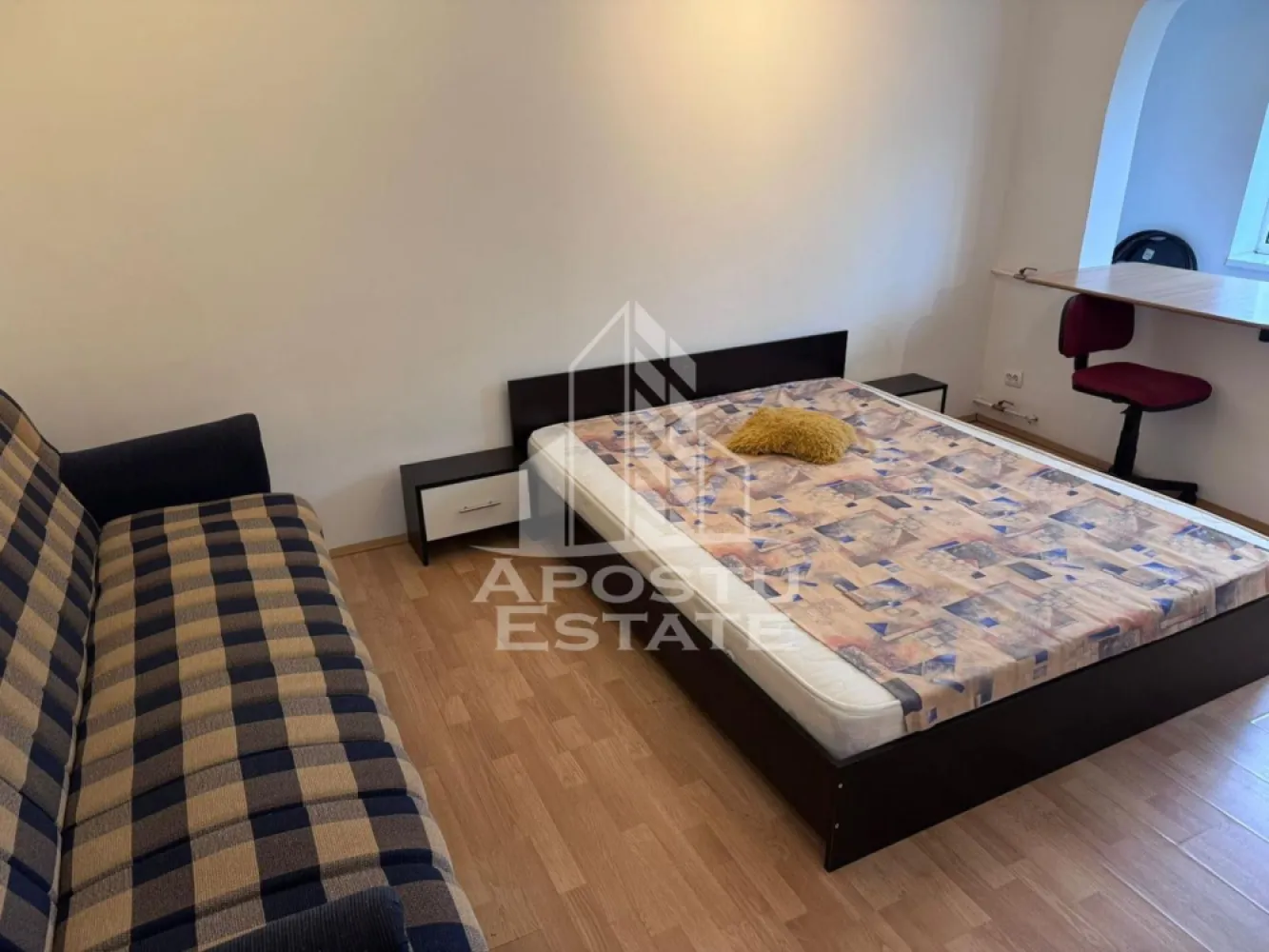 Apartament 1camera de inchiriat, zona Bucovina Timisoara - Agentia imobiliara APOSTU ESTATE va propune spre inchiriere un apartament cu 1 camera, spatios si luminos, situat in zona Bucovina, o zona linistita si bine pozitionata in Timisoara,Timis. Potrivit pentru cupluri,familii , tineri care isi doresc o locuinta unde sa se simta confortabil si cu acces facil catre scoli, statii de autobuz, supermarketuri , magazine de zona, parcuri.

Suprafata utila: 40 mp
Compartimentare eficienta:
-Hol de acces generos
-Bucatarie complet mobilata si utilata
-Dormitor mobilat si utilat
-Baia este dotata cu cada

Confort si facilitati:

-Incalzirea apartamentului: termoficare
-Apartamentul este complet mobilat si utilat
-Proprietarul accepta animale de companie

Localizare:
-Zona Bucovina, Timisoara Timis – acces facil spre magazine, supermarketuri, scoli, parcuri si mijloace de transport in comun.

Ideal pentru:

-Cupluri
-Tineri
-Studenti
-Familii

Disponibilitate: 1 IULIE
Pret chirie lunara:315€
Programeaza o vizionare pentru a-ti putea imagina viitorul aici!
ID intern: CP3092894