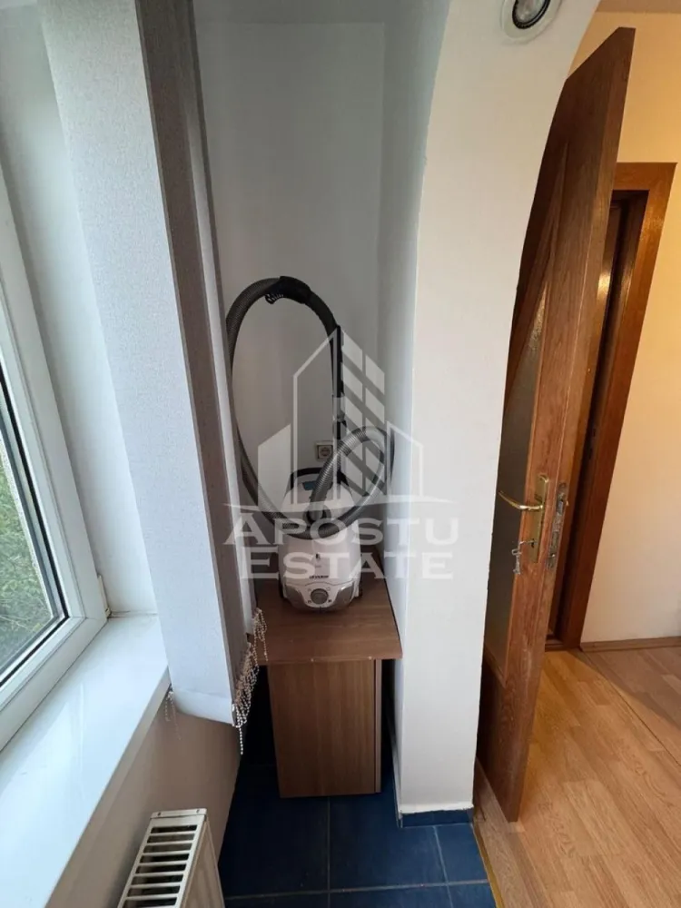 Apartament 1camera de inchiriat, zona Bucovina Timisoara - Agentia imobiliara APOSTU ESTATE va propune spre inchiriere un apartament cu 1 camera, spatios si luminos, situat in zona Bucovina, o zona linistita si bine pozitionata in Timisoara,Timis. Potrivit pentru cupluri,familii , tineri care isi doresc o locuinta unde sa se simta confortabil si cu acces facil catre scoli, statii de autobuz, supermarketuri , magazine de zona, parcuri.

Suprafata utila: 40 mp
Compartimentare eficienta:
-Hol de acces generos
-Bucatarie complet mobilata si utilata
-Dormitor mobilat si utilat
-Baia este dotata cu cada

Confort si facilitati:

-Incalzirea apartamentului: termoficare
-Apartamentul este complet mobilat si utilat
-Proprietarul accepta animale de companie

Localizare:
-Zona Bucovina, Timisoara Timis – acces facil spre magazine, supermarketuri, scoli, parcuri si mijloace de transport in comun.

Ideal pentru:

-Cupluri
-Tineri
-Studenti
-Familii

Disponibilitate: 1 IULIE
Pret chirie lunara:315€
Programeaza o vizionare pentru a-ti putea imagina viitorul aici!
ID intern: CP3092894