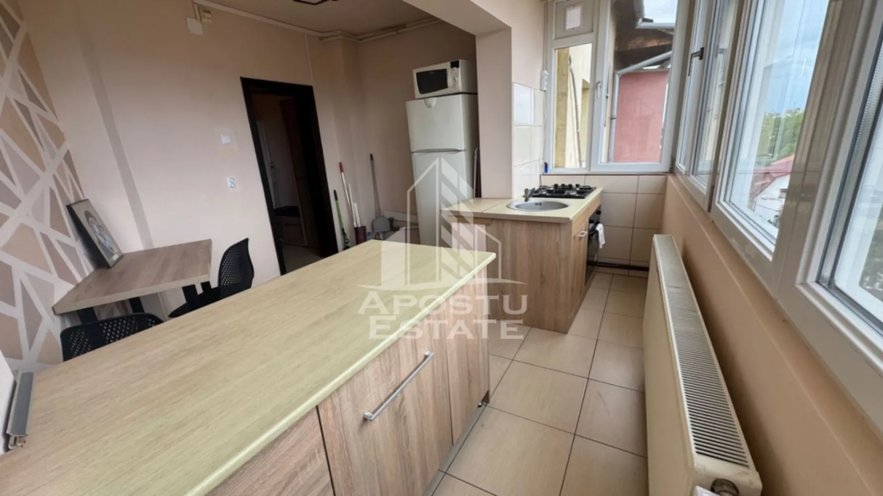 Apartament cu o cameră, de închiriat,zona Complexul studentesc - APOSTU ESTATE va propune spre inchiriere un apartament cu o camere decomandat in Complexul Studentesc.Imobilul se intinde pe o suprafata utila de 45mp si este compartimentat astfel:
 - hol de acces 
- living -
 dormitor
 - bucatarie lunminoasa si spațioasa
- baie 
Apartamentul este complet mobilat si utilat si dispune de:
 - Aer conditionat 
 - Masina de spalat haine
-Incalzirea apartamentului: centrala proprie (incalzire prin calorifere)
 
Acceptăm animale de companie exclusiv câini. Din motive ce țin de confort, igienă și siguranță, accesul pisicilor nu este permis . Nu se accepta sa se fumeze in incinta imobilului. 

Preț: 370€
Garanție: echivalentul a două chirii pentru animale.
Va asteptam cu drag la o vizionare! 
ID intern: CP3092877!