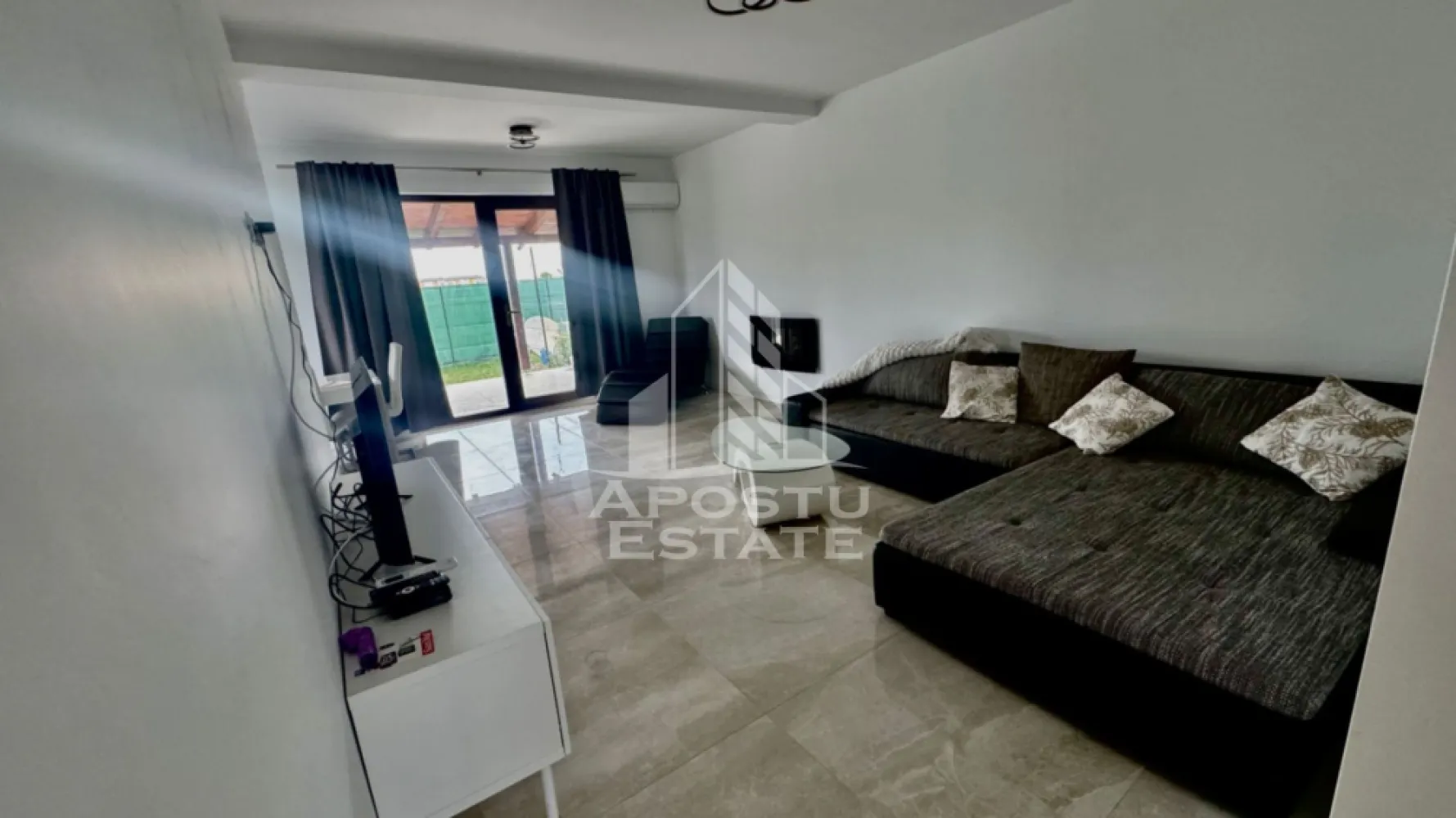 Casa individuala 4 camere,de inchiriat,Zona Giroc - APOSTU ESTATE vă propune spre închiriere o casă individuală modernă și spațioasă, cu o suprafață utilă de 158 mp, situată într-o zonă liniștită, Zona Giroc, cu acces facil către principalele puncte de interes.

Proprietatea este ideală pentru o familie numeroasă sau pentru persoanele care își doresc confort, spațiu și intimitate.

 Compartimentare:
- Living generos și luminos, cu ieșire directă pe terasă 
-2 dormitoare complet mobilate, fiecare cu acces la balcon 
- 1 cameră la parter destinată biroului, ce poate fi amenajată cu ușurință ca dormitor 
- 2 băi complet utilate și mobilate 

 Dotări și beneficii:
-Complet mobilată și utilată 
-Încălzire în pardoseală și centrală termică proprie 
-Mașină de spălat vase 
- Mașină de spălat rufe 
- Combină frigorifică 
-Cuptor electric 
- Hotă 

 Exterior:
-Curte liberă de 324 mp, ideală pentru relaxare și activități în aer liber 
- 3 locuri de parcare 
 
 Condiții:
-Se acceptă animale de companie exclusiv câini 
- Fumatul în interiorul imobilului nu este permis 
- Contract minim: 1 an 

 Condiții financiare:
- Chirie: 1.150 €/lună 
- Garanție: echivalentul a două chirii 

 Vecinătăți:
Profi, Kaufland, școli, benzinărie ESO și alte puncte de interes din zonă.

Această proprietate reprezintă alegerea perfectă pentru cei care caută un cămin modern, confortabil și bine poziționat.

ID: CP2106796!