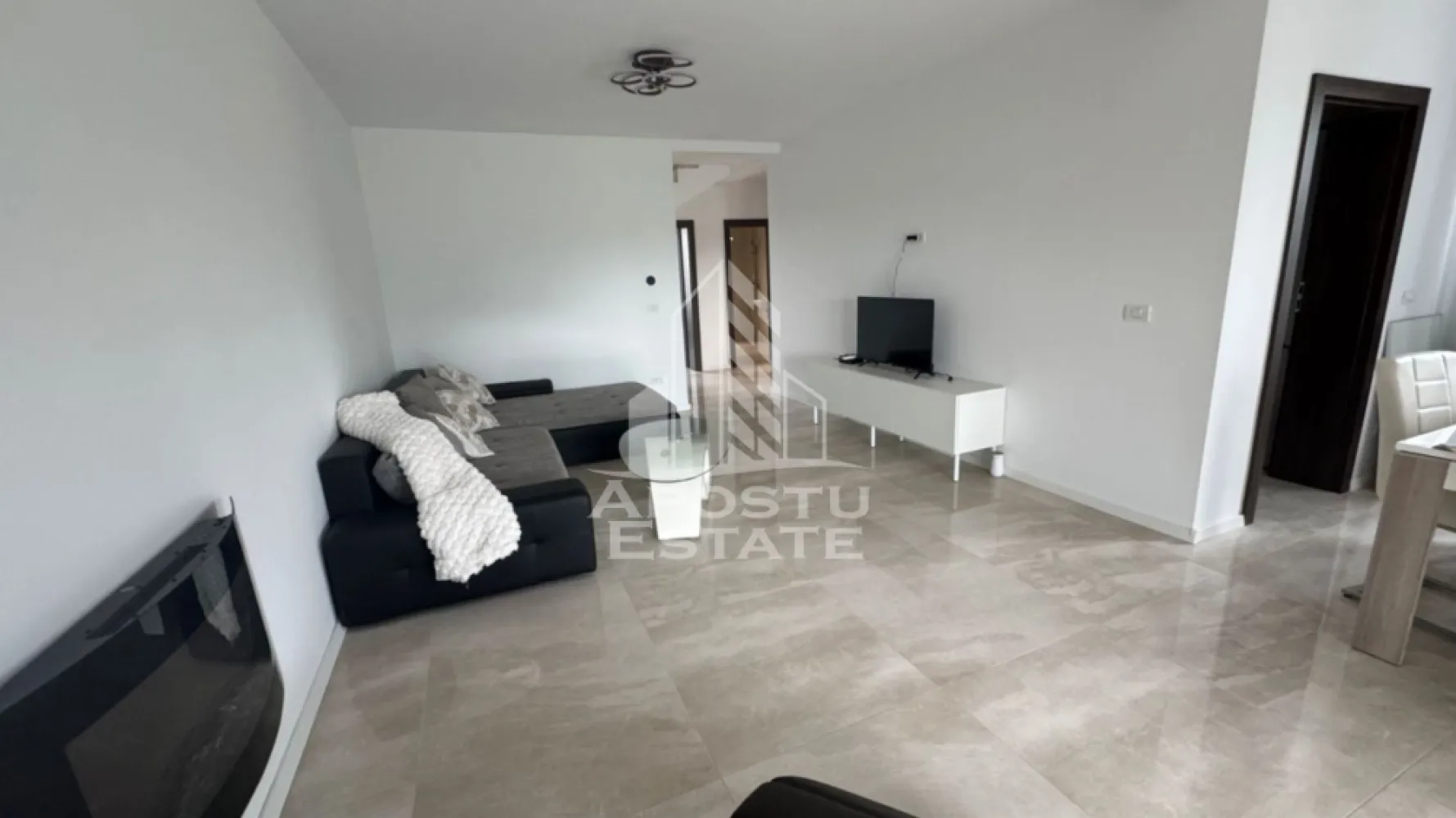 Casa individuala 4 camere,de inchiriat,Zona Giroc - APOSTU ESTATE vă propune spre închiriere o casă individuală modernă și spațioasă, cu o suprafață utilă de 158 mp, situată într-o zonă liniștită, Zona Giroc, cu acces facil către principalele puncte de interes.

Proprietatea este ideală pentru o familie numeroasă sau pentru persoanele care își doresc confort, spațiu și intimitate.

 Compartimentare:
- Living generos și luminos, cu ieșire directă pe terasă 
-2 dormitoare complet mobilate, fiecare cu acces la balcon 
- 1 cameră la parter destinată biroului, ce poate fi amenajată cu ușurință ca dormitor 
- 2 băi complet utilate și mobilate 

 Dotări și beneficii:
-Complet mobilată și utilată 
-Încălzire în pardoseală și centrală termică proprie 
-Mașină de spălat vase 
- Mașină de spălat rufe 
- Combină frigorifică 
-Cuptor electric 
- Hotă 

 Exterior:
-Curte liberă de 324 mp, ideală pentru relaxare și activități în aer liber 
- 3 locuri de parcare 
 
 Condiții:
-Se acceptă animale de companie exclusiv câini 
- Fumatul în interiorul imobilului nu este permis 
- Contract minim: 1 an 

 Condiții financiare:
- Chirie: 1.150 €/lună 
- Garanție: echivalentul a două chirii 

 Vecinătăți:
Profi, Kaufland, școli, benzinărie ESO și alte puncte de interes din zonă.

Această proprietate reprezintă alegerea perfectă pentru cei care caută un cămin modern, confortabil și bine poziționat.

ID: CP2106796!
