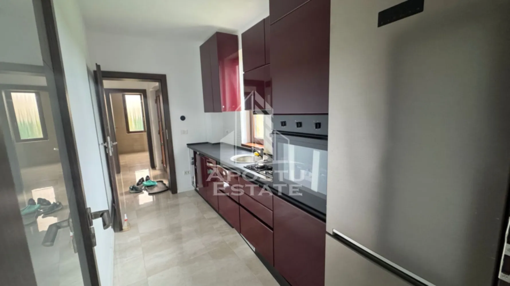 Casa individuala 4 camere,de inchiriat,Zona Giroc - APOSTU ESTATE vă propune spre închiriere o casă individuală modernă și spațioasă, cu o suprafață utilă de 158 mp, situată într-o zonă liniștită, Zona Giroc, cu acces facil către principalele puncte de interes.

Proprietatea este ideală pentru o familie numeroasă sau pentru persoanele care își doresc confort, spațiu și intimitate.

 Compartimentare:
- Living generos și luminos, cu ieșire directă pe terasă 
-2 dormitoare complet mobilate, fiecare cu acces la balcon 
- 1 cameră la parter destinată biroului, ce poate fi amenajată cu ușurință ca dormitor 
- 2 băi complet utilate și mobilate 

 Dotări și beneficii:
-Complet mobilată și utilată 
-Încălzire în pardoseală și centrală termică proprie 
-Mașină de spălat vase 
- Mașină de spălat rufe 
- Combină frigorifică 
-Cuptor electric 
- Hotă 

 Exterior:
-Curte liberă de 324 mp, ideală pentru relaxare și activități în aer liber 
- 3 locuri de parcare 
 
 Condiții:
-Se acceptă animale de companie exclusiv câini 
- Fumatul în interiorul imobilului nu este permis 
- Contract minim: 1 an 

 Condiții financiare:
- Chirie: 1.150 €/lună 
- Garanție: echivalentul a două chirii 

 Vecinătăți:
Profi, Kaufland, școli, benzinărie ESO și alte puncte de interes din zonă.

Această proprietate reprezintă alegerea perfectă pentru cei care caută un cămin modern, confortabil și bine poziționat.

ID: CP2106796!