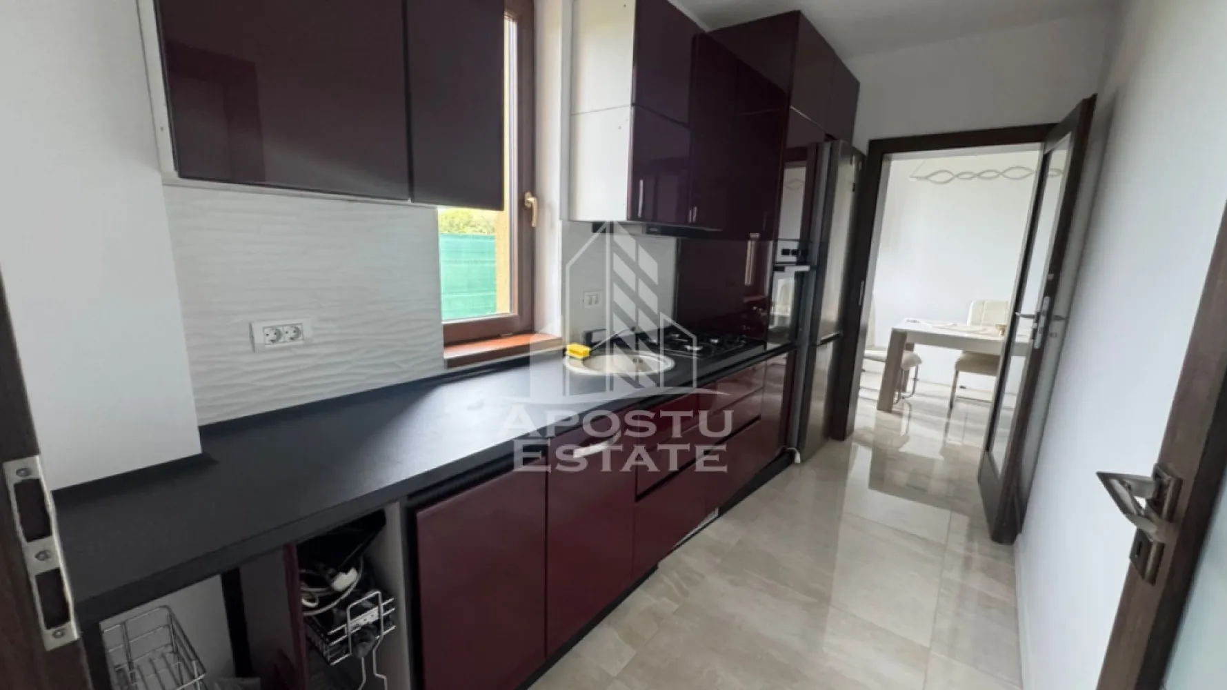 Casa individuala 4 camere,de inchiriat,Zona Giroc - APOSTU ESTATE vă propune spre închiriere o casă individuală modernă și spațioasă, cu o suprafață utilă de 158 mp, situată într-o zonă liniștită, Zona Giroc, cu acces facil către principalele puncte de interes.

Proprietatea este ideală pentru o familie numeroasă sau pentru persoanele care își doresc confort, spațiu și intimitate.

 Compartimentare:
- Living generos și luminos, cu ieșire directă pe terasă 
-2 dormitoare complet mobilate, fiecare cu acces la balcon 
- 1 cameră la parter destinată biroului, ce poate fi amenajată cu ușurință ca dormitor 
- 2 băi complet utilate și mobilate 

 Dotări și beneficii:
-Complet mobilată și utilată 
-Încălzire în pardoseală și centrală termică proprie 
-Mașină de spălat vase 
- Mașină de spălat rufe 
- Combină frigorifică 
-Cuptor electric 
- Hotă 

 Exterior:
-Curte liberă de 324 mp, ideală pentru relaxare și activități în aer liber 
- 3 locuri de parcare 
 
 Condiții:
-Se acceptă animale de companie exclusiv câini 
- Fumatul în interiorul imobilului nu este permis 
- Contract minim: 1 an 

 Condiții financiare:
- Chirie: 1.150 €/lună 
- Garanție: echivalentul a două chirii 

 Vecinătăți:
Profi, Kaufland, școli, benzinărie ESO și alte puncte de interes din zonă.

Această proprietate reprezintă alegerea perfectă pentru cei care caută un cămin modern, confortabil și bine poziționat.

ID: CP2106796!