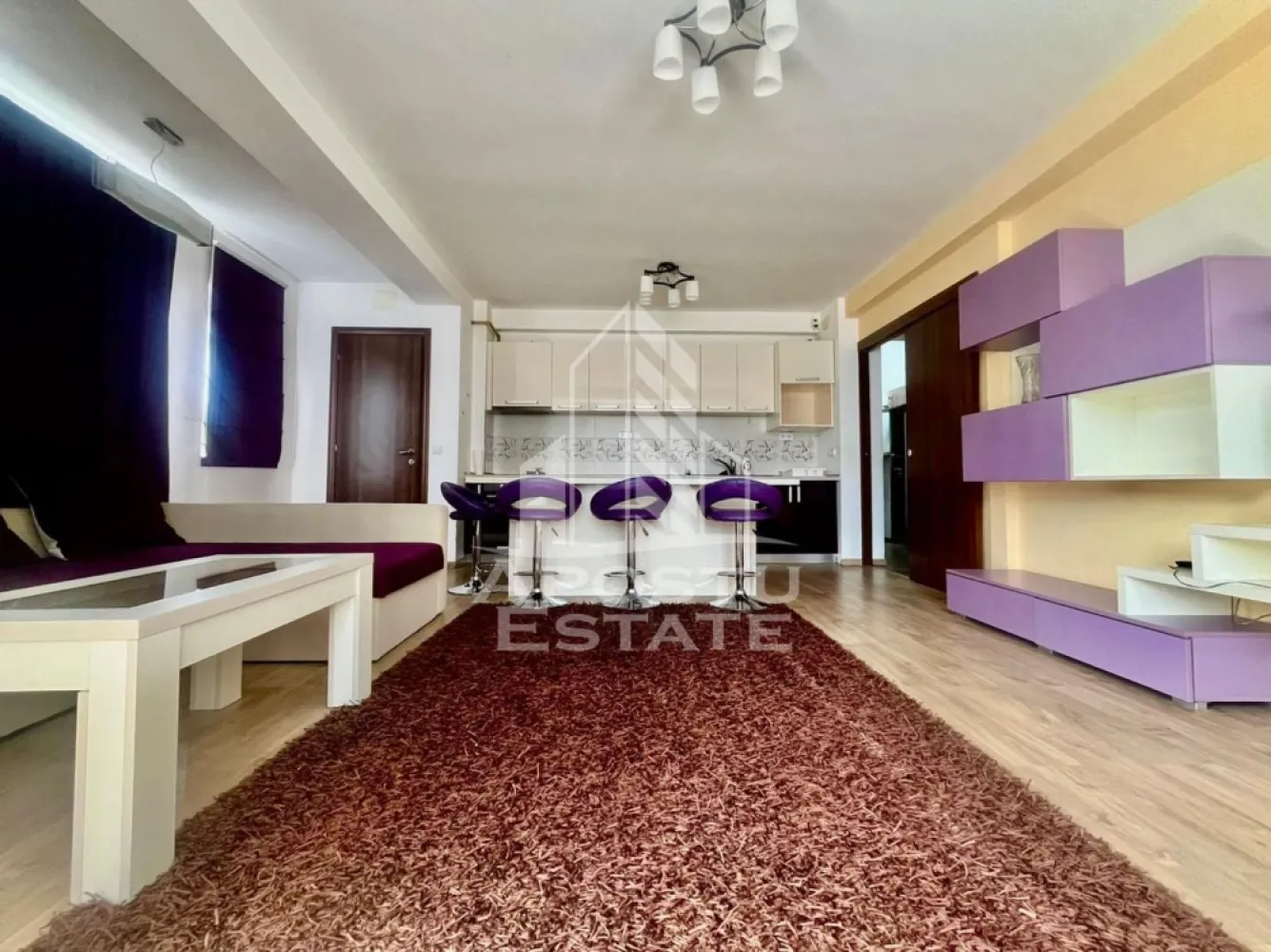 Apartament 3 camere, 98 mp utili, Ultracentral - Apostu Estate va ofera spre inchiriere un apartament modern, construit in 2015, cu suprafata utila de 98 mp, situat la etajul 2.
Apartamentul dispune de 2 camere spatioase si luminoase, ideale pentru confortul unei familii sau al unui cuplu.
Livingul si bucataria sunt amenajate open space, oferind un spatiu generos si primitor.
Locuinta beneficiaza de 3 balcoane, perfecte pentru relaxare si aer curat.
Apartamentul este complet mobilat si utilat, gata pentru mutare imediata.
Este dotat cu centrala proprie pe gaz pentru un consum eficient si confort termic sporit.
De asemenea, dispune de aer conditionat pentru zilele calduroase de vara.
In pret este inclus si un loc de parcare.
Zona este linistita si accesibila, aproape de puncte de interes si mijloace de transport.
Apartamentul este ideal pentru persoane care cauta confort si spatiu generos.
Finisajele sunt moderne si bine intretinute.
Se inchiriaza pe termen lung.
La semnarea contractului se solicita o luna de garantie.
Disponibil imediat pentru vizionare.
Pentru mai multe detalii sau programarea unei vizionari, va rugam sa ne contactati.
ID CP3092610