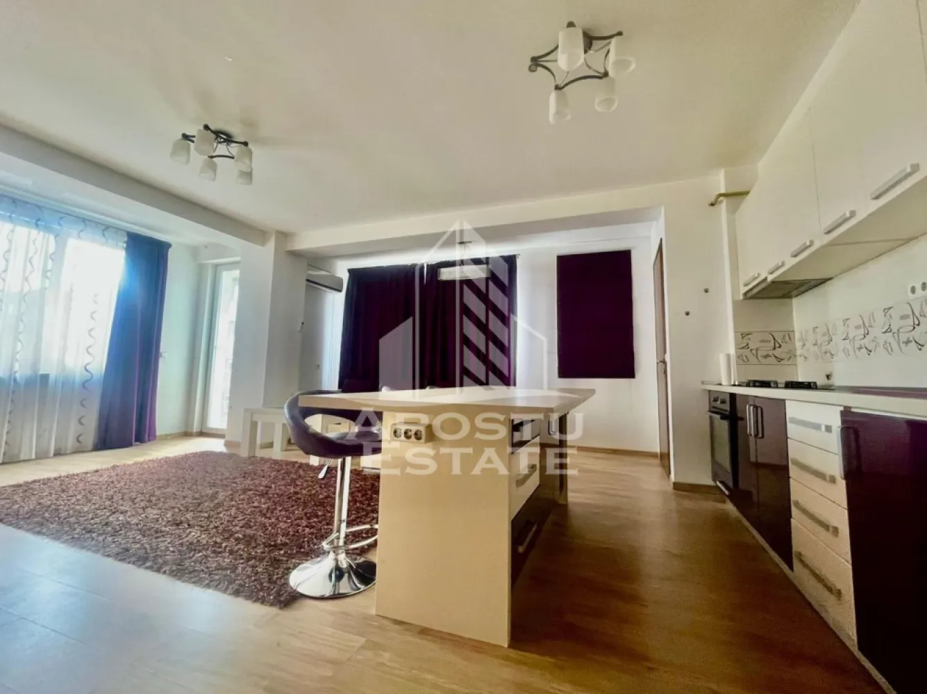 Apartament 3 camere, 98 mp utili, Ultracentral - Apostu Estate va ofera spre inchiriere un apartament modern, construit in 2015, cu suprafata utila de 98 mp, situat la etajul 2.
Apartamentul dispune de 2 camere spatioase si luminoase, ideale pentru confortul unei familii sau al unui cuplu.
Livingul si bucataria sunt amenajate open space, oferind un spatiu generos si primitor.
Locuinta beneficiaza de 3 balcoane, perfecte pentru relaxare si aer curat.
Apartamentul este complet mobilat si utilat, gata pentru mutare imediata.
Este dotat cu centrala proprie pe gaz pentru un consum eficient si confort termic sporit.
De asemenea, dispune de aer conditionat pentru zilele calduroase de vara.
In pret este inclus si un loc de parcare.
Zona este linistita si accesibila, aproape de puncte de interes si mijloace de transport.
Apartamentul este ideal pentru persoane care cauta confort si spatiu generos.
Finisajele sunt moderne si bine intretinute.
Se inchiriaza pe termen lung.
La semnarea contractului se solicita o luna de garantie.
Disponibil imediat pentru vizionare.
Pentru mai multe detalii sau programarea unei vizionari, va rugam sa ne contactati.
ID CP3092610