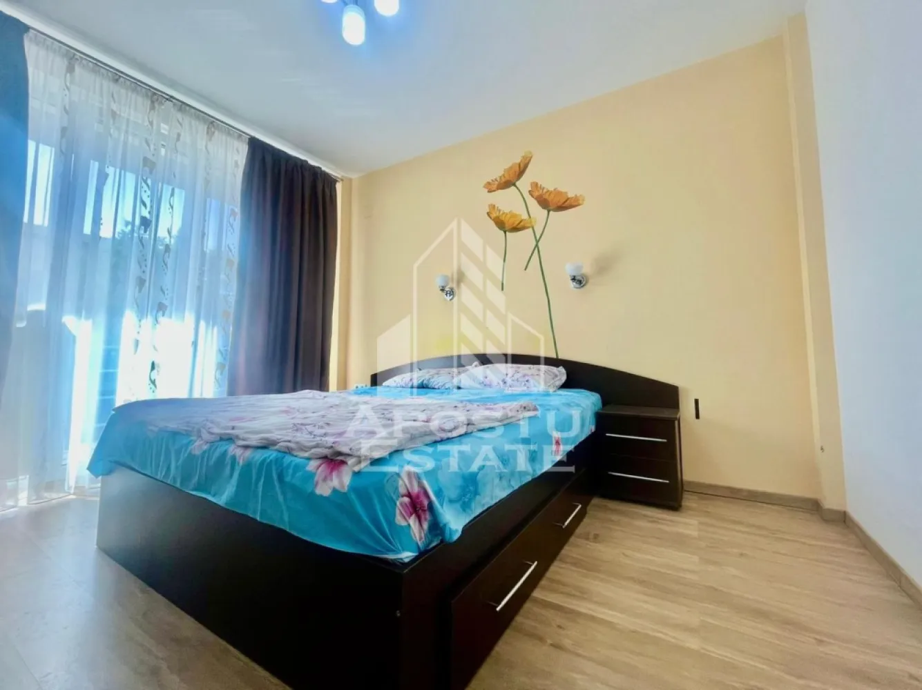 Apartament 3 camere, 98 mp utili, Ultracentral - Apostu Estate va ofera spre inchiriere un apartament modern, construit in 2015, cu suprafata utila de 98 mp, situat la etajul 2.
Apartamentul dispune de 2 camere spatioase si luminoase, ideale pentru confortul unei familii sau al unui cuplu.
Livingul si bucataria sunt amenajate open space, oferind un spatiu generos si primitor.
Locuinta beneficiaza de 3 balcoane, perfecte pentru relaxare si aer curat.
Apartamentul este complet mobilat si utilat, gata pentru mutare imediata.
Este dotat cu centrala proprie pe gaz pentru un consum eficient si confort termic sporit.
De asemenea, dispune de aer conditionat pentru zilele calduroase de vara.
In pret este inclus si un loc de parcare.
Zona este linistita si accesibila, aproape de puncte de interes si mijloace de transport.
Apartamentul este ideal pentru persoane care cauta confort si spatiu generos.
Finisajele sunt moderne si bine intretinute.
Se inchiriaza pe termen lung.
La semnarea contractului se solicita o luna de garantie.
Disponibil imediat pentru vizionare.
Pentru mai multe detalii sau programarea unei vizionari, va rugam sa ne contactati.
ID CP3092610