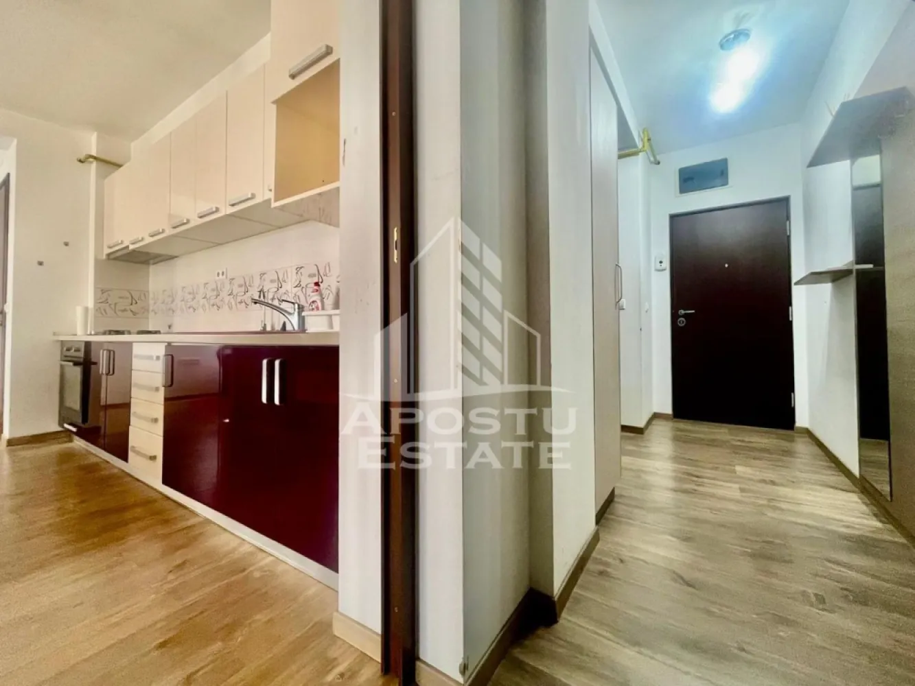 Apartament 3 camere, 98 mp utili, Ultracentral - Apostu Estate va ofera spre inchiriere un apartament modern, construit in 2015, cu suprafata utila de 98 mp, situat la etajul 2.
Apartamentul dispune de 2 camere spatioase si luminoase, ideale pentru confortul unei familii sau al unui cuplu.
Livingul si bucataria sunt amenajate open space, oferind un spatiu generos si primitor.
Locuinta beneficiaza de 3 balcoane, perfecte pentru relaxare si aer curat.
Apartamentul este complet mobilat si utilat, gata pentru mutare imediata.
Este dotat cu centrala proprie pe gaz pentru un consum eficient si confort termic sporit.
De asemenea, dispune de aer conditionat pentru zilele calduroase de vara.
In pret este inclus si un loc de parcare.
Zona este linistita si accesibila, aproape de puncte de interes si mijloace de transport.
Apartamentul este ideal pentru persoane care cauta confort si spatiu generos.
Finisajele sunt moderne si bine intretinute.
Se inchiriaza pe termen lung.
La semnarea contractului se solicita o luna de garantie.
Disponibil imediat pentru vizionare.
Pentru mai multe detalii sau programarea unei vizionari, va rugam sa ne contactati.
ID CP3092610
