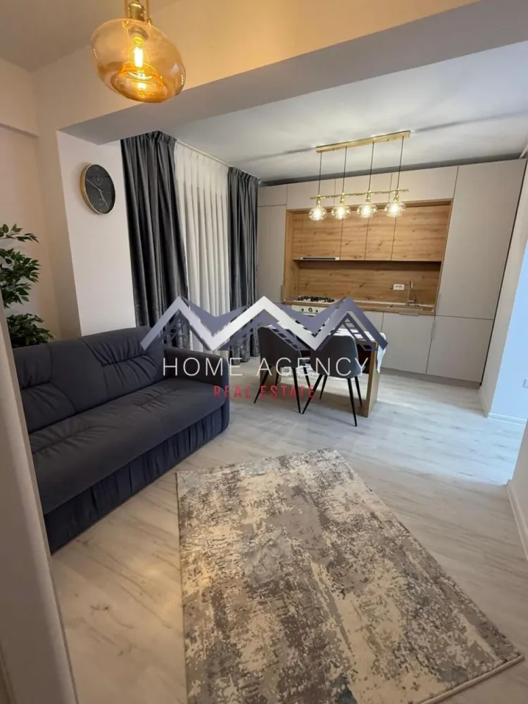 Apartament 2 camere | Otopeni central | include parcare - Vă propunem, spre închiriere, un apartament modern cu 2 camere, situat într-un ansamblu rezidențial nou, ideal pentru cei care își doresc confort, funcționalitate și un ambient elegant.

Locuința beneficiază de o compartimentare practică și aerisită, fiind compusă dintr-un hol lung de acces prevăzut cu dressing generos, living luminos cu bucătărie open-space complet mobilată și utilată, dormitor spațios, baie modernă și balcon generos, perfect pentru relaxare.

Apartamentul este complet mobilat și utilat, cu finisaje moderne și mobilier atent ales pentru a crea un spațiu primitor și funcțional. Zona de living oferă un ambient confortabil, iar bucătăria este integrată armonios în spațiu, fiind dotată cu electrocasnice și multiple spații de depozitare. Dormitorul este spațios și elegant amenajat, iar baia impresionează prin designul modern și finisajele de calitate. În prețul chiriei este inclus și un loc de parcare suprateran, un avantaj important pentru confortul zilnic.

Apartamentul este ideal pentru o persoană sau un cuplu care își dorește o locuință modernă, gata de mutare, într-o zonă liniștită și cu acces rapid către principalele puncte de interes, magazine, DN1, Aeroport etc.

Programează acum o vizionare!