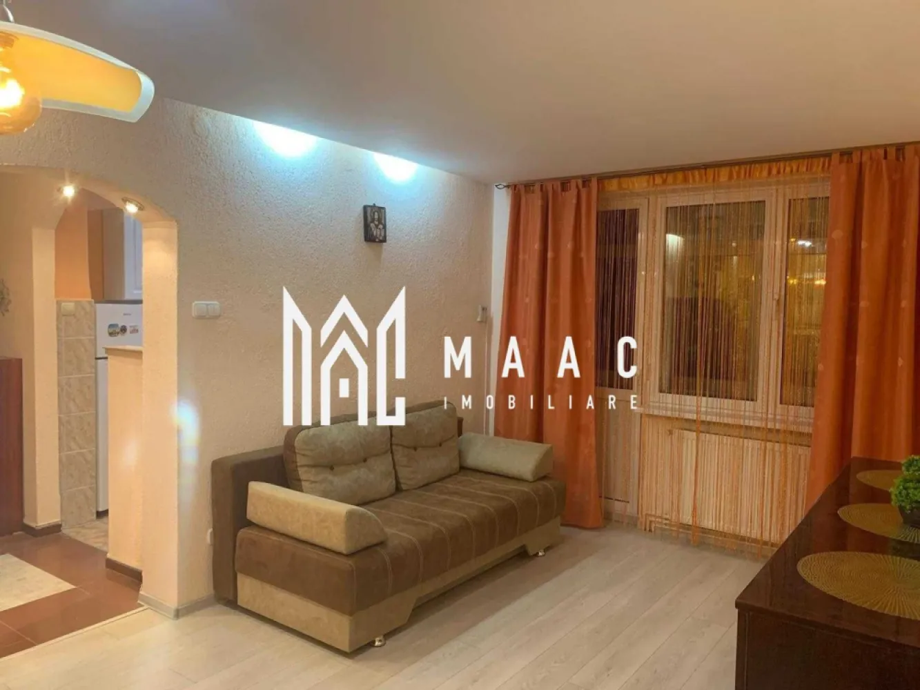 Apartament 2 camere | Etaj 1 | Balcon | Renovat | Central - MAAC Imobiliare propune spre inchiriere un apartament cu 2 camere complet renovat, in zona Centrala (Milea - Dioda - Politie). Apartamentul semidecomandat se afla la etajul 1/4, este mobilat si utilat: pat dublu matrimonial, dulap haine, canapea extensibila, aragaz, cuptor, combina frigorifica, masina spălat rufe, cuptor Microunde, centrala proprie, internet, cablu TV, balcon inchis cu acces din living, debara, camara, dressing pe hol. Amplasamentul blocului este unul avantajos, fiind la 10 minute de mers pe jos de centru si aproape de magazine/ farmacii. Vecinatatea este una foarte linistita. Se percepe o chirie in avans si garantie in cuantumul unei chirii lunare. Disponibilitate imediata. Se inchiriaza pe o perioada de minim 12 luni. Pentru mai multe detalii sau pentru a programa o vizionare, va rugam specificati telefonic: CP2546848 }}