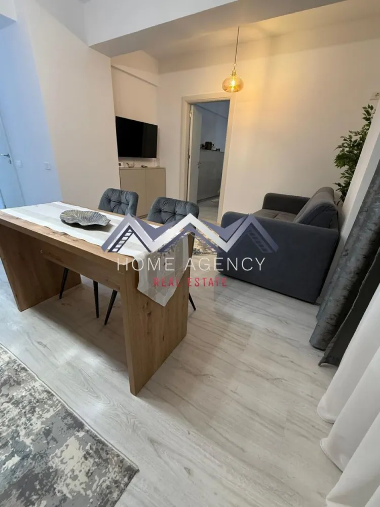 Apartament 2 camere | Otopeni central | include parcare - Vă propunem, spre închiriere, un apartament modern cu 2 camere, situat într-un ansamblu rezidențial nou, ideal pentru cei care își doresc confort, funcționalitate și un ambient elegant.

Locuința beneficiază de o compartimentare practică și aerisită, fiind compusă dintr-un hol lung de acces prevăzut cu dressing generos, living luminos cu bucătărie open-space complet mobilată și utilată, dormitor spațios, baie modernă și balcon generos, perfect pentru relaxare.

Apartamentul este complet mobilat și utilat, cu finisaje moderne și mobilier atent ales pentru a crea un spațiu primitor și funcțional. Zona de living oferă un ambient confortabil, iar bucătăria este integrată armonios în spațiu, fiind dotată cu electrocasnice și multiple spații de depozitare. Dormitorul este spațios și elegant amenajat, iar baia impresionează prin designul modern și finisajele de calitate. În prețul chiriei este inclus și un loc de parcare suprateran, un avantaj important pentru confortul zilnic.

Apartamentul este ideal pentru o persoană sau un cuplu care își dorește o locuință modernă, gata de mutare, într-o zonă liniștită și cu acces rapid către principalele puncte de interes, magazine, DN1, Aeroport etc.

Programează acum o vizionare!