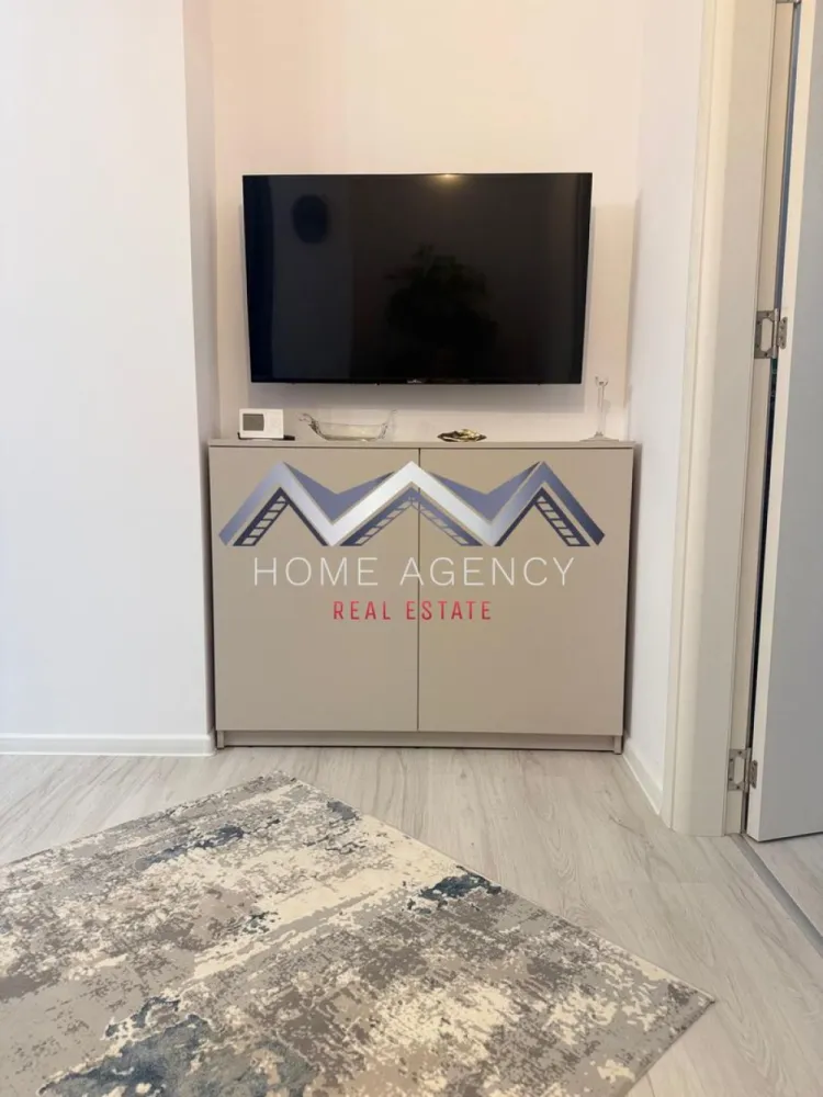 Apartament 2 camere | Otopeni central | include parcare - Vă propunem, spre închiriere, un apartament modern cu 2 camere, situat într-un ansamblu rezidențial nou, ideal pentru cei care își doresc confort, funcționalitate și un ambient elegant.

Locuința beneficiază de o compartimentare practică și aerisită, fiind compusă dintr-un hol lung de acces prevăzut cu dressing generos, living luminos cu bucătărie open-space complet mobilată și utilată, dormitor spațios, baie modernă și balcon generos, perfect pentru relaxare.

Apartamentul este complet mobilat și utilat, cu finisaje moderne și mobilier atent ales pentru a crea un spațiu primitor și funcțional. Zona de living oferă un ambient confortabil, iar bucătăria este integrată armonios în spațiu, fiind dotată cu electrocasnice și multiple spații de depozitare. Dormitorul este spațios și elegant amenajat, iar baia impresionează prin designul modern și finisajele de calitate. În prețul chiriei este inclus și un loc de parcare suprateran, un avantaj important pentru confortul zilnic.

Apartamentul este ideal pentru o persoană sau un cuplu care își dorește o locuință modernă, gata de mutare, într-o zonă liniștită și cu acces rapid către principalele puncte de interes, magazine, DN1, Aeroport etc.

Programează acum o vizionare!