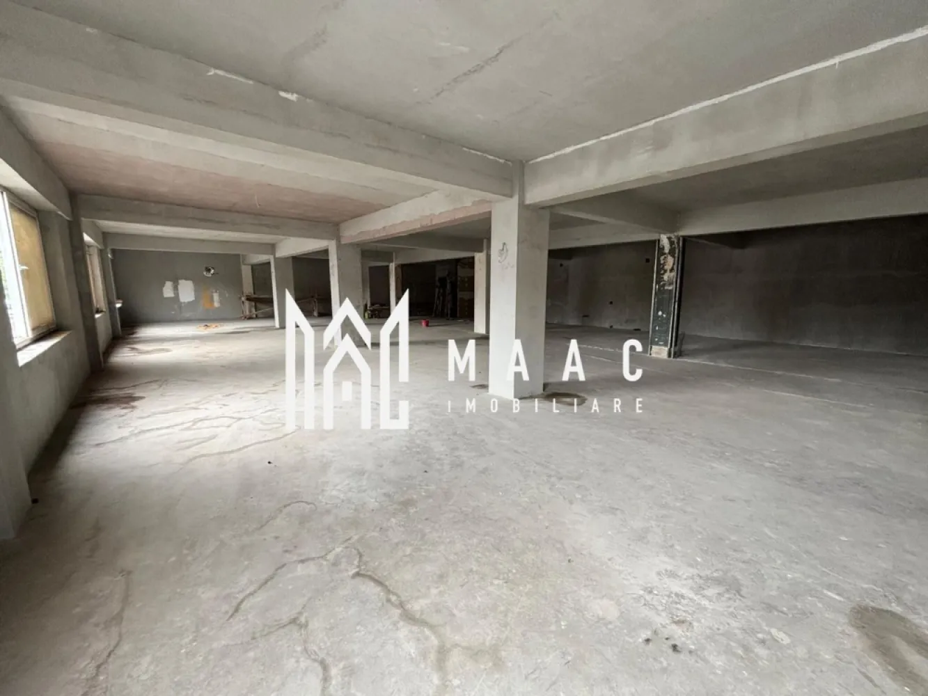 Spatiu comercial | Etaj 1 | 600 MPU | Central - MAAC Imobiliare vă propune spre închiriere un spațiu comercial situat în zona centrală a Sibiului, la etajul 1, potrivit pentru activități comerciale, birouri sau servicii.

Proprietatea beneficiază de suprafață generoasă și multiple posibilități de compartimentare și amenajare, în funcție de activitatea desfășurată.

Detalii spațiu
Suprafață utilă: 600 mp
Etaj 1
Compartimentare:
salon/open space
grup sanitar
casa scării principală
casa scării secundară cu acces în curtea din spate
Avantaje și beneficii
Suprafață mare, flexibilă pentru diferite activități
Acces facil
Două căi de acces
Poziționare centrală
Vizibilitate bună
Posibilitate personalizare și amenajare după necesități
Informații importante
Spațiul necesită investiții pentru amenajările interioare
Ideal pentru afaceri care doresc amenajare personalizată
Pretabil pentru

 clinică medicală
 sală fitness
 birouri
 showroom
 centru educațional
 salon
 spațiu comercial
 activități horeca
 sediu firmă

Avantaje locație
Zonă centrală Sibiu
Acces rapid către principalele puncte de interes
Aproape de mijloace de transport, magazine și instituții

Pentru mai multe informații sau pentru a programa o vizionare, nu ezitați să ne contactați, specificand ID: CP3101018