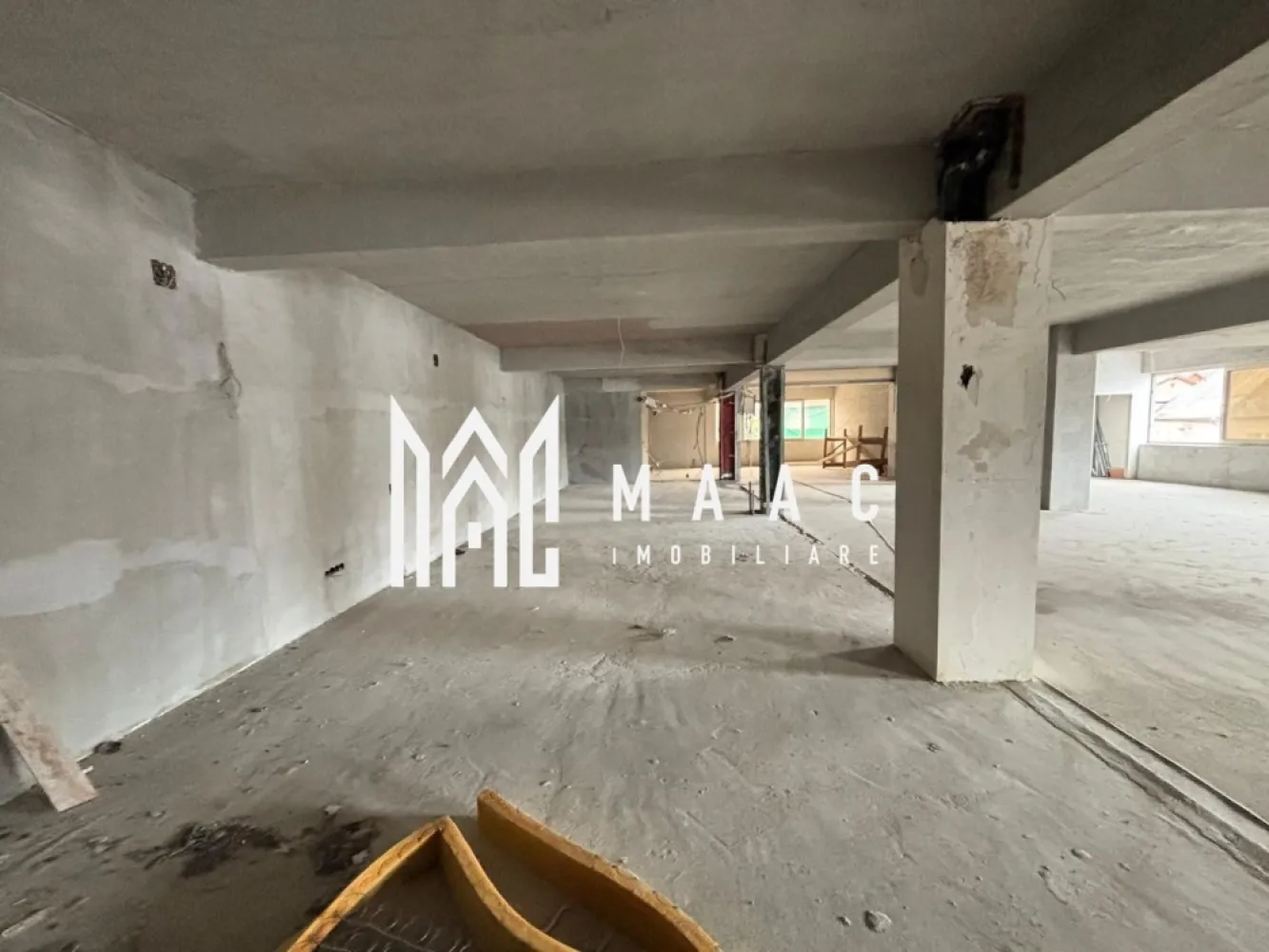 Spatiu comercial | Etaj 1 | 600 MPU | Central - MAAC Imobiliare vă propune spre închiriere un spațiu comercial situat în zona centrală a Sibiului, la etajul 1, potrivit pentru activități comerciale, birouri sau servicii.

Proprietatea beneficiază de suprafață generoasă și multiple posibilități de compartimentare și amenajare, în funcție de activitatea desfășurată.

Detalii spațiu
Suprafață utilă: 600 mp
Etaj 1
Compartimentare:
salon/open space
grup sanitar
casa scării principală
casa scării secundară cu acces în curtea din spate
Avantaje și beneficii
Suprafață mare, flexibilă pentru diferite activități
Acces facil
Două căi de acces
Poziționare centrală
Vizibilitate bună
Posibilitate personalizare și amenajare după necesități
Informații importante
Spațiul necesită investiții pentru amenajările interioare
Ideal pentru afaceri care doresc amenajare personalizată
Pretabil pentru

 clinică medicală
 sală fitness
 birouri
 showroom
 centru educațional
 salon
 spațiu comercial
 activități horeca
 sediu firmă

Avantaje locație
Zonă centrală Sibiu
Acces rapid către principalele puncte de interes
Aproape de mijloace de transport, magazine și instituții

Pentru mai multe informații sau pentru a programa o vizionare, nu ezitați să ne contactați, specificand ID: CP3101018