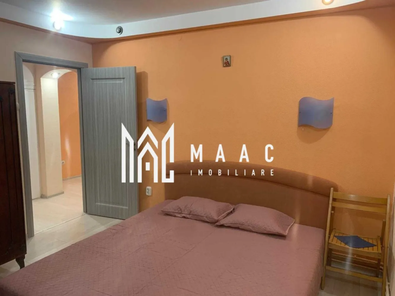 Apartament 2 camere | Etaj 1 | Balcon | Renovat | Central - MAAC Imobiliare propune spre inchiriere un apartament cu 2 camere complet renovat, in zona Centrala (Milea - Dioda - Politie). Apartamentul semidecomandat se afla la etajul 1/4, este mobilat si utilat: pat dublu matrimonial, dulap haine, canapea extensibila, aragaz, cuptor, combina frigorifica, masina spălat rufe, cuptor Microunde, centrala proprie, internet, cablu TV, balcon inchis cu acces din living, debara, camara, dressing pe hol. Amplasamentul blocului este unul avantajos, fiind la 10 minute de mers pe jos de centru si aproape de magazine/ farmacii. Vecinatatea este una foarte linistita. Se percepe o chirie in avans si garantie in cuantumul unei chirii lunare. Disponibilitate imediata. Se inchiriaza pe o perioada de minim 12 luni. Pentru mai multe detalii sau pentru a programa o vizionare, va rugam specificati telefonic: CP2546848 }}