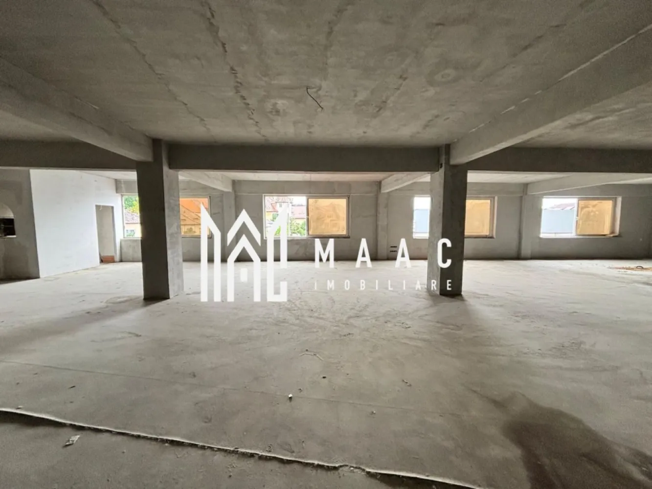 Spatiu comercial | Etaj 1 | 600 MPU | Central - MAAC Imobiliare vă propune spre închiriere un spațiu comercial situat în zona centrală a Sibiului, la etajul 1, potrivit pentru activități comerciale, birouri sau servicii.

Proprietatea beneficiază de suprafață generoasă și multiple posibilități de compartimentare și amenajare, în funcție de activitatea desfășurată.

Detalii spațiu
Suprafață utilă: 600 mp
Etaj 1
Compartimentare:
salon/open space
grup sanitar
casa scării principală
casa scării secundară cu acces în curtea din spate
Avantaje și beneficii
Suprafață mare, flexibilă pentru diferite activități
Acces facil
Două căi de acces
Poziționare centrală
Vizibilitate bună
Posibilitate personalizare și amenajare după necesități
Informații importante
Spațiul necesită investiții pentru amenajările interioare
Ideal pentru afaceri care doresc amenajare personalizată
Pretabil pentru

 clinică medicală
 sală fitness
 birouri
 showroom
 centru educațional
 salon
 spațiu comercial
 activități horeca
 sediu firmă

Avantaje locație
Zonă centrală Sibiu
Acces rapid către principalele puncte de interes
Aproape de mijloace de transport, magazine și instituții

Pentru mai multe informații sau pentru a programa o vizionare, nu ezitați să ne contactați, specificand ID: CP3101018