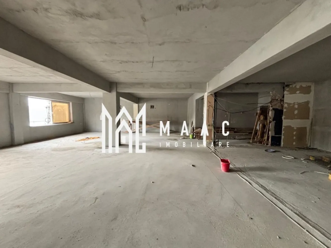 Spatiu comercial | Etaj 1 | 600 MPU | Central - MAAC Imobiliare vă propune spre închiriere un spațiu comercial situat în zona centrală a Sibiului, la etajul 1, potrivit pentru activități comerciale, birouri sau servicii.

Proprietatea beneficiază de suprafață generoasă și multiple posibilități de compartimentare și amenajare, în funcție de activitatea desfășurată.

Detalii spațiu
Suprafață utilă: 600 mp
Etaj 1
Compartimentare:
salon/open space
grup sanitar
casa scării principală
casa scării secundară cu acces în curtea din spate
Avantaje și beneficii
Suprafață mare, flexibilă pentru diferite activități
Acces facil
Două căi de acces
Poziționare centrală
Vizibilitate bună
Posibilitate personalizare și amenajare după necesități
Informații importante
Spațiul necesită investiții pentru amenajările interioare
Ideal pentru afaceri care doresc amenajare personalizată
Pretabil pentru

 clinică medicală
 sală fitness
 birouri
 showroom
 centru educațional
 salon
 spațiu comercial
 activități horeca
 sediu firmă

Avantaje locație
Zonă centrală Sibiu
Acces rapid către principalele puncte de interes
Aproape de mijloace de transport, magazine și instituții

Pentru mai multe informații sau pentru a programa o vizionare, nu ezitați să ne contactați, specificand ID: CP3101018