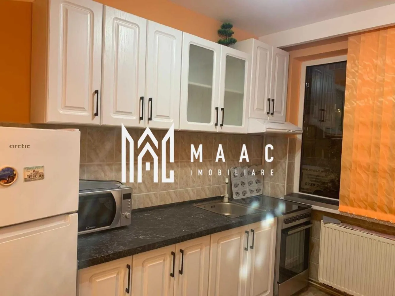 Apartament 2 camere | Etaj 1 | Balcon | Renovat | Central - MAAC Imobiliare propune spre inchiriere un apartament cu 2 camere complet renovat, in zona Centrala (Milea - Dioda - Politie). Apartamentul semidecomandat se afla la etajul 1/4, este mobilat si utilat: pat dublu matrimonial, dulap haine, canapea extensibila, aragaz, cuptor, combina frigorifica, masina spălat rufe, cuptor Microunde, centrala proprie, internet, cablu TV, balcon inchis cu acces din living, debara, camara, dressing pe hol. Amplasamentul blocului este unul avantajos, fiind la 10 minute de mers pe jos de centru si aproape de magazine/ farmacii. Vecinatatea este una foarte linistita. Se percepe o chirie in avans si garantie in cuantumul unei chirii lunare. Disponibilitate imediata. Se inchiriaza pe o perioada de minim 12 luni. Pentru mai multe detalii sau pentru a programa o vizionare, va rugam specificati telefonic: CP2546848 }}