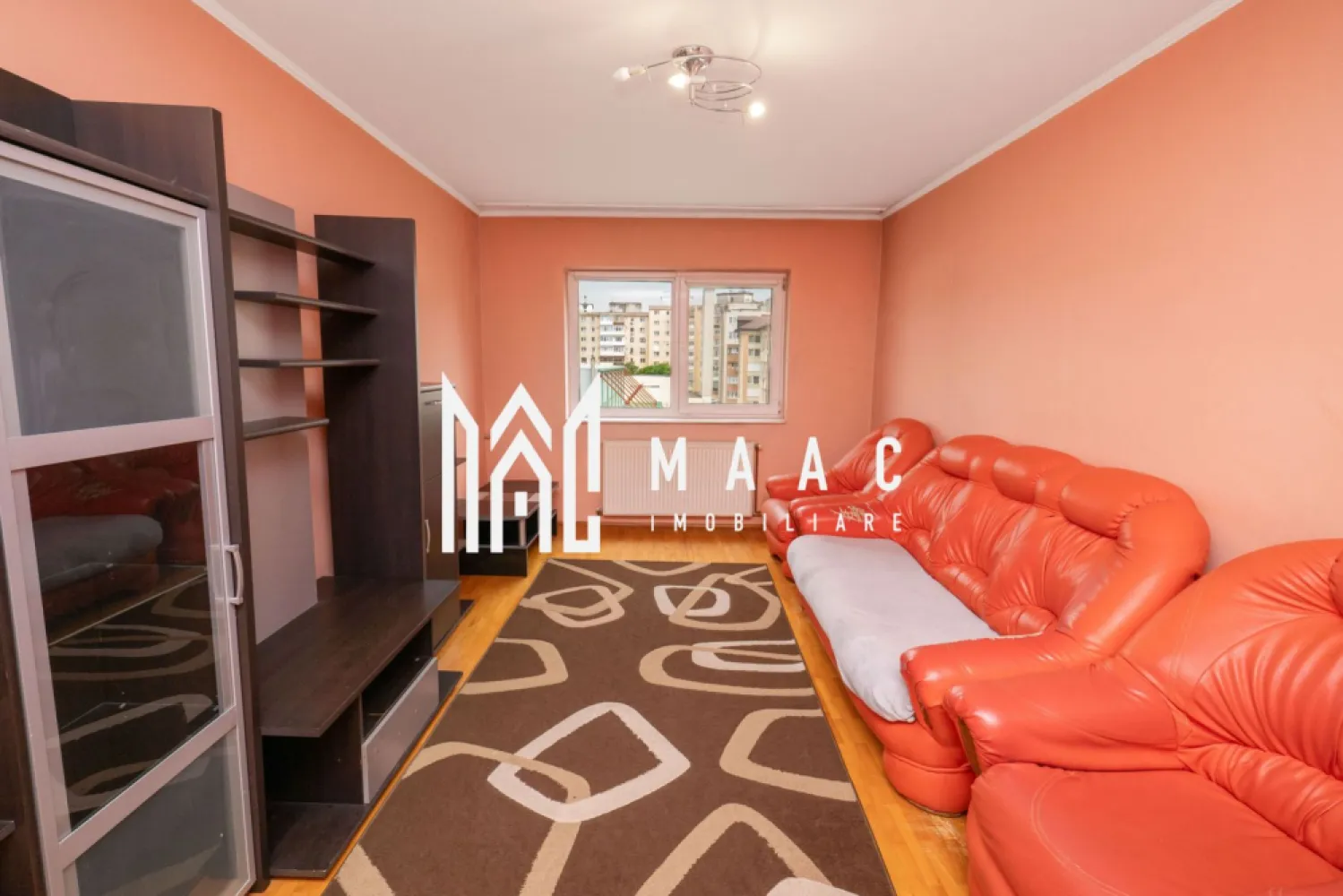 Apartament 3 camere zona Cina | Centrala Termica - MAAC Imobiliare vă propune spre vânzare un apartament cu 3 camere + balcon, situat în zona Cina, Râmnicu Vâlcea

Vă prezentăm un apartament decomandat, cu o suprafață de 58 mp, situat la etajul 3 din 5, într-o zonă foarte bine cotată – aproape de Școala Nr. 10, Faleza Olănești și Catedrala din Râmnicu Vâlcea.

 Compartimentare: 3 camere decomandate + balcon
 Suprafață: 58 mp
 Etaj: 3/5
 Complet mobilat și utilat
 Centrală termică proprie
 Aer condiționat

Apartamentul este ideal atât pentru locuit, cât și pentru investiție, fiind în prezent închiriat. Se poate perfecta actele începând cu jumătatea lunii mai 2026.

 ID anunț: CP3028966

Pentru mai multe detalii sau pentru programarea unei vizionări, echipa MAAC Imobiliare vă stă la dispoziție!
