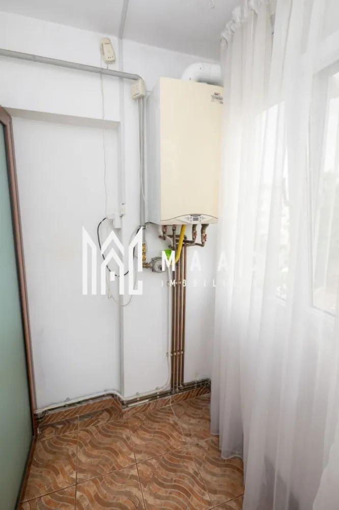 Apartament 3 camere zona Cina | Centrala Termica - MAAC Imobiliare vă propune spre vânzare un apartament cu 3 camere + balcon, situat în zona Cina, Râmnicu Vâlcea

Vă prezentăm un apartament decomandat, cu o suprafață de 58 mp, situat la etajul 3 din 5, într-o zonă foarte bine cotată – aproape de Școala Nr. 10, Faleza Olănești și Catedrala din Râmnicu Vâlcea.

 Compartimentare: 3 camere decomandate + balcon
 Suprafață: 58 mp
 Etaj: 3/5
 Complet mobilat și utilat
 Centrală termică proprie
 Aer condiționat

Apartamentul este ideal atât pentru locuit, cât și pentru investiție, fiind în prezent închiriat. Se poate perfecta actele începând cu jumătatea lunii mai 2026.

 ID anunț: CP3028966

Pentru mai multe detalii sau pentru programarea unei vizionări, echipa MAAC Imobiliare vă stă la dispoziție!