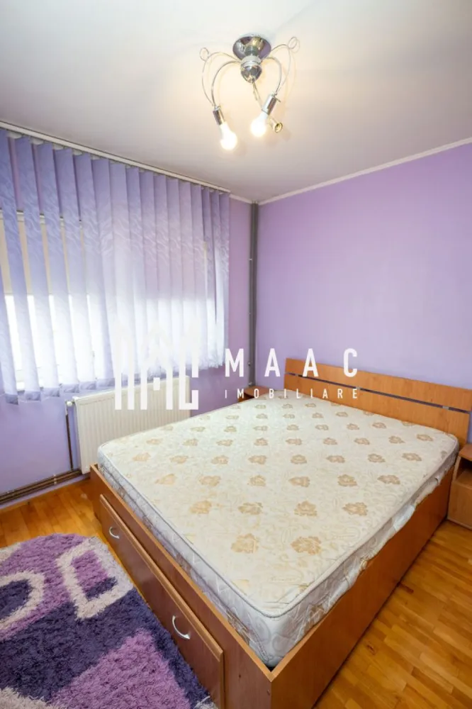 Apartament 3 camere zona Cina | Centrala Termica - MAAC Imobiliare vă propune spre vânzare un apartament cu 3 camere + balcon, situat în zona Cina, Râmnicu Vâlcea

Vă prezentăm un apartament decomandat, cu o suprafață de 58 mp, situat la etajul 3 din 5, într-o zonă foarte bine cotată – aproape de Școala Nr. 10, Faleza Olănești și Catedrala din Râmnicu Vâlcea.

 Compartimentare: 3 camere decomandate + balcon
 Suprafață: 58 mp
 Etaj: 3/5
 Complet mobilat și utilat
 Centrală termică proprie
 Aer condiționat

Apartamentul este ideal atât pentru locuit, cât și pentru investiție, fiind în prezent închiriat. Se poate perfecta actele începând cu jumătatea lunii mai 2026.

 ID anunț: CP3028966

Pentru mai multe detalii sau pentru programarea unei vizionări, echipa MAAC Imobiliare vă stă la dispoziție!