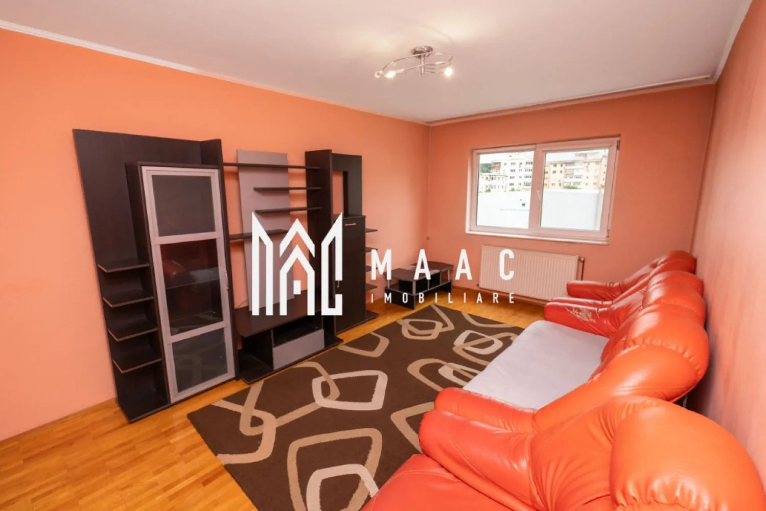 Apartament 3 camere zona Cina | Centrala Termica - MAAC Imobiliare vă propune spre vânzare un apartament cu 3 camere + balcon, situat în zona Cina, Râmnicu Vâlcea

Vă prezentăm un apartament decomandat, cu o suprafață de 58 mp, situat la etajul 3 din 5, într-o zonă foarte bine cotată – aproape de Școala Nr. 10, Faleza Olănești și Catedrala din Râmnicu Vâlcea.

 Compartimentare: 3 camere decomandate + balcon
 Suprafață: 58 mp
 Etaj: 3/5
 Complet mobilat și utilat
 Centrală termică proprie
 Aer condiționat

Apartamentul este ideal atât pentru locuit, cât și pentru investiție, fiind în prezent închiriat. Se poate perfecta actele începând cu jumătatea lunii mai 2026.

 ID anunț: CP3028966

Pentru mai multe detalii sau pentru programarea unei vizionări, echipa MAAC Imobiliare vă stă la dispoziție!