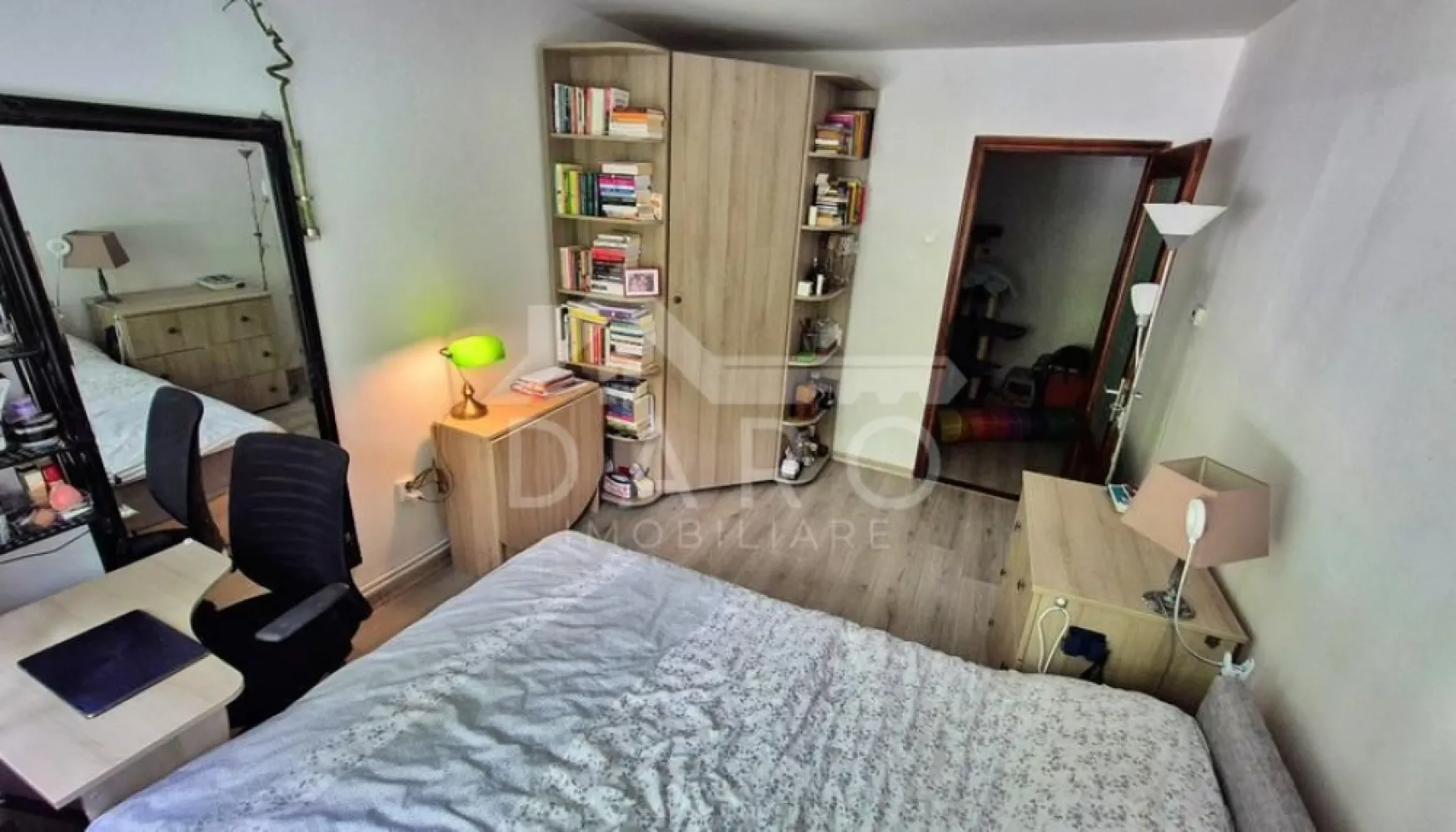2 camere decomandate , in Aleea Carpati , zona linistita. - 🔥 COMISION ZERO PENTRU CUMPĂRĂTORI 🔥
🏡 Apartament 2 camere decomandat | 47 mp utili | Aleea Carpați – Târgu Mureș
Un apartament care îmbină perfect confortul, liniștea și poziționarea excelentă, situat într-una dintre cele mai apreciate zone din oraș – chiar lângă faleza Mureșului. 🌳🌊
✨ Avantaje care fac diferența:
🧭 Zonă liniștită, verde, ideală pentru relaxare și familie
🌀 Apartament răcoros vara – fără necesitatea aerului condiționat
☀️ Izolat termic interior și exterior
🌳 Balcon închis cu termopan, cu vedere superbă la parc
🧱 Pivniță proprie generoasă, cu acces direct din balcon
🏙 Aproape de tot ce contează: supermarketuri, școli, grădiniță, stație de autobuz, săli fitness, farmacii, bazin olimpic și Complex Weekend
🚗 La doar 5 minute de centrul orașului și 7 minute de UMF și spitale
📐 Compartimentare:
🏛 Hol pătrat, foarte spațios
🛋 Living luminos
🛏 Dormitor
🍽 Bucătărie
🛁 Baie cu cadă și geam
🪟 Balcon 6 mp cu vedere spre parc
🚪 Pivniță proprie
🌟 Dotări:
✔️ Centrală termică proprie
✔️ Geamuri termopan
✔️ Cuptor electric + plită pe gaz
✔️ Frigider
✔️ Mașină de spălat rufe
✔️ Gresie, faianță, parchet renovate
✔️ Parcări disponibile în zonă
🛋 Se vinde complet mobilat și utilat
💸 Preț: 97.500 euro

📞 Pentru detalii și programarea unei vizionări:
Coman Maria –

🏦 Te ajutăm să obții un credit bancar avantajos prin – analiză gratuită, suport complet și acces la oferte de la peste 12 bănci comerciale.