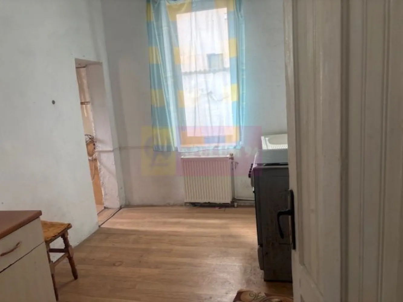Casa Floreasca- Dinamo. - OCAZIE FOARTE RARA DE A LOCUI INTR-O ZONA FOARTE BUNA A CAPITALEI.
Compania imobiliara Apulum94 va propune o casa situata in zona Floreasca, in apropiere de Stadionul Dinamo. 
Zona este foarte apropiata de mijloacele de transport, mall, spital. 
Casa este demisol+ parter+ pod. Casa este pe stilul interbelic , din caramida, avand camere inalte si spatioase.
Pe teren sunt trase toate utilitatile- curent, gaze, apa, canal. 
Exista urbanism care incadreaza terenul in L1a- cu regim de inaltime de P+2; POT= 45%; CUT= 1,3.
Pentru vizionare si mai multe detalii nu ezitati sa ma contactati pe nr 0733683446- Laura Ionescu.