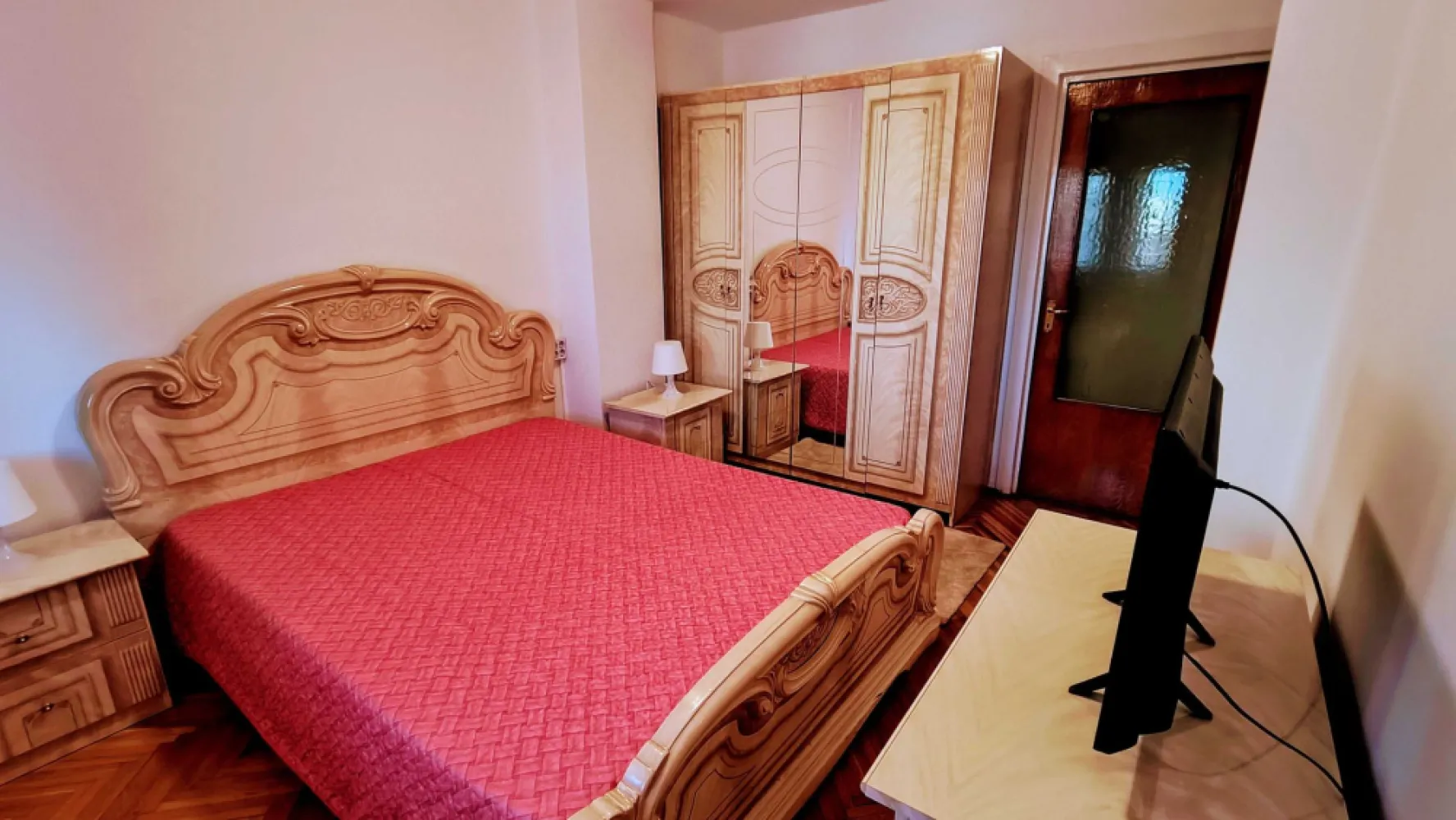 Inchiriez Ap 4 cam 110 mp cochet 2 bai Piata 1 Mai Kiseleff - Ofer spre inchiriere un apartament decomandat de 4 camere situat pe bd. Ion Mihalache, la 3 minute de Parcul Kiseleff si de Piata Victoriei, si la 15 minute de Herastrau. Amplasarea este deosebita, oferind acces rapid la transport public (autobuze 381, 205, 282, tramvaie 45, 20), scoli si licee de prestigiu (Vianu, Neculce), magazine, piete, sali de sport, banci, farmacii, centre comerciale. Intretinerea este accesibila, caldura si apa sunt contorizate.
Apartamentul ofera un ambient placut, este renovat, proaspat zugravit, este situat la etajul 6 din 10 al unui bloc din 1984 cu structura de beton, foarte rezistent, recent reabilitat, curat si linistit, si are o suprafata totala de 110 mp, compusa din 3 dormitoare , un living de 20 mp cu zona de dining, o bucatarie inchisa spatioasa de 12 mp, complet mobilata si utilata, doua bai, din care una cu cada si geam si una cu dus, un hol generos cu un dressing mare amenajat si doua debarale, doua balcoane inchise cu tamplarie termopan, din care unul se intinde pe suprafata unui dormitor si a bucatariei, cu acces din ambele camere, fiind ideal pentru savurarea unui pahar de vin seara admirand privelistea cartierului. Dispune de spatii generoase de depozitare, este utilat cu frigider, aragaz, hota, cuptor cu microunde, masina de spalat, trei aparate aer conditionat, boiler, 2 televizoare - din care unul smart, senzor de gaz si are ca imbunatatiri parchet de stejar bine ingrijit, gresie, faianta, ferestre termopan, usa metalica la intrare, usi interioare de lemn. Vara apartamentul este racoros avand orientare nord-est.
Apartamentul se inchiriaza mobilat si utilat precum in imagini, sufrageria este mobilata complet, canapeaua fiind extensibila, un dormitor este mobilat complet cu pat dublu, 2 noptiere, comoda si sifonier, un alt dormitor este mobilat cu o canapea extensibila, un birou si un scaun, iar altul cu un pat , un dulap, o comoda, un birou si un scaun. Se mai poate adauga mobila la cerere conform dorintelor si nevoilor chiriasilor. 
Datorita spatiului generos si pozitiei centrale, este ideal pentru o familie care lucreaza de acasa sau pentru o familie activa.