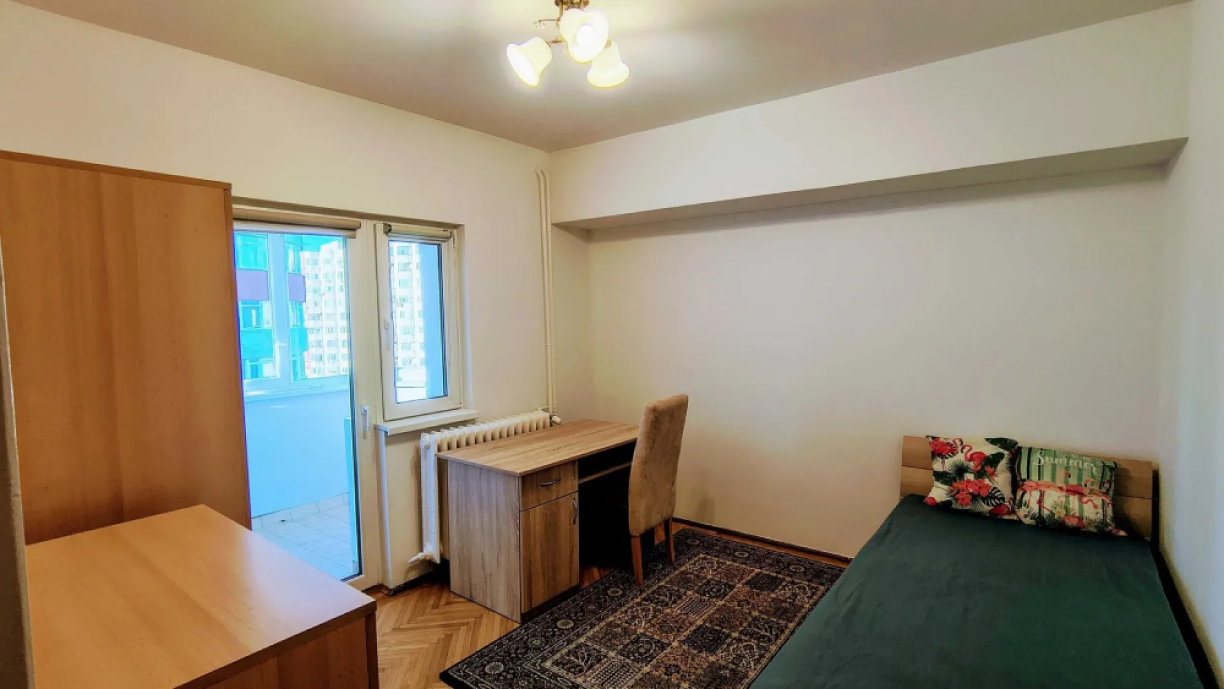 Inchiriez Ap 4 cam 110 mp cochet 2 bai Piata 1 Mai Kiseleff - Ofer spre inchiriere un apartament decomandat de 4 camere situat pe bd. Ion Mihalache, la 3 minute de Parcul Kiseleff si de Piata Victoriei, si la 15 minute de Herastrau. Amplasarea este deosebita, oferind acces rapid la transport public (autobuze 381, 205, 282, tramvaie 45, 20), scoli si licee de prestigiu (Vianu, Neculce), magazine, piete, sali de sport, banci, farmacii, centre comerciale. Intretinerea este accesibila, caldura si apa sunt contorizate.
Apartamentul ofera un ambient placut, este renovat, proaspat zugravit, este situat la etajul 6 din 10 al unui bloc din 1984 cu structura de beton, foarte rezistent, recent reabilitat, curat si linistit, si are o suprafata totala de 110 mp, compusa din 3 dormitoare , un living de 20 mp cu zona de dining, o bucatarie inchisa spatioasa de 12 mp, complet mobilata si utilata, doua bai, din care una cu cada si geam si una cu dus, un hol generos cu un dressing mare amenajat si doua debarale, doua balcoane inchise cu tamplarie termopan, din care unul se intinde pe suprafata unui dormitor si a bucatariei, cu acces din ambele camere, fiind ideal pentru savurarea unui pahar de vin seara admirand privelistea cartierului. Dispune de spatii generoase de depozitare, este utilat cu frigider, aragaz, hota, cuptor cu microunde, masina de spalat, trei aparate aer conditionat, boiler, 2 televizoare - din care unul smart, senzor de gaz si are ca imbunatatiri parchet de stejar bine ingrijit, gresie, faianta, ferestre termopan, usa metalica la intrare, usi interioare de lemn. Vara apartamentul este racoros avand orientare nord-est.
Apartamentul se inchiriaza mobilat si utilat precum in imagini, sufrageria este mobilata complet, canapeaua fiind extensibila, un dormitor este mobilat complet cu pat dublu, 2 noptiere, comoda si sifonier, un alt dormitor este mobilat cu o canapea extensibila, un birou si un scaun, iar altul cu un pat , un dulap, o comoda, un birou si un scaun. Se mai poate adauga mobila la cerere conform dorintelor si nevoilor chiriasilor. 
Datorita spatiului generos si pozitiei centrale, este ideal pentru o familie care lucreaza de acasa sau pentru o familie activa.